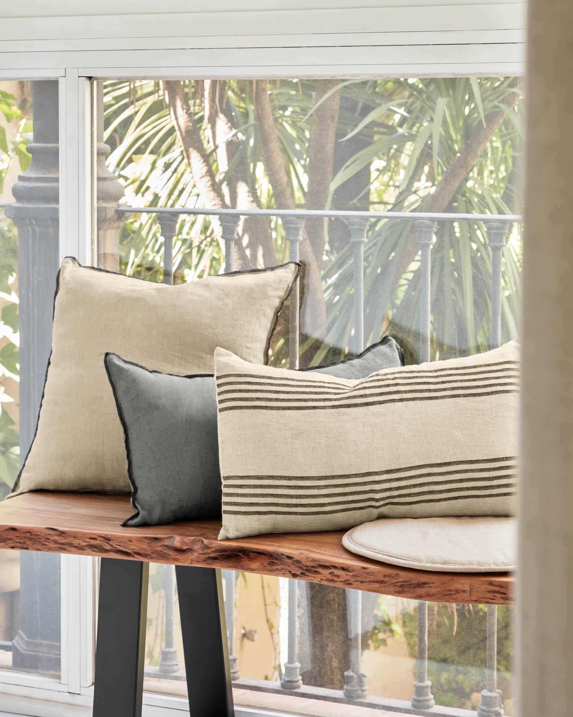 Die Alaia Bank von Kave Home vereint elegantes Design aus massivem Akazienholz und schwarzem Stahl, ideal für stilvolle und nachhaltige Wohnräume.