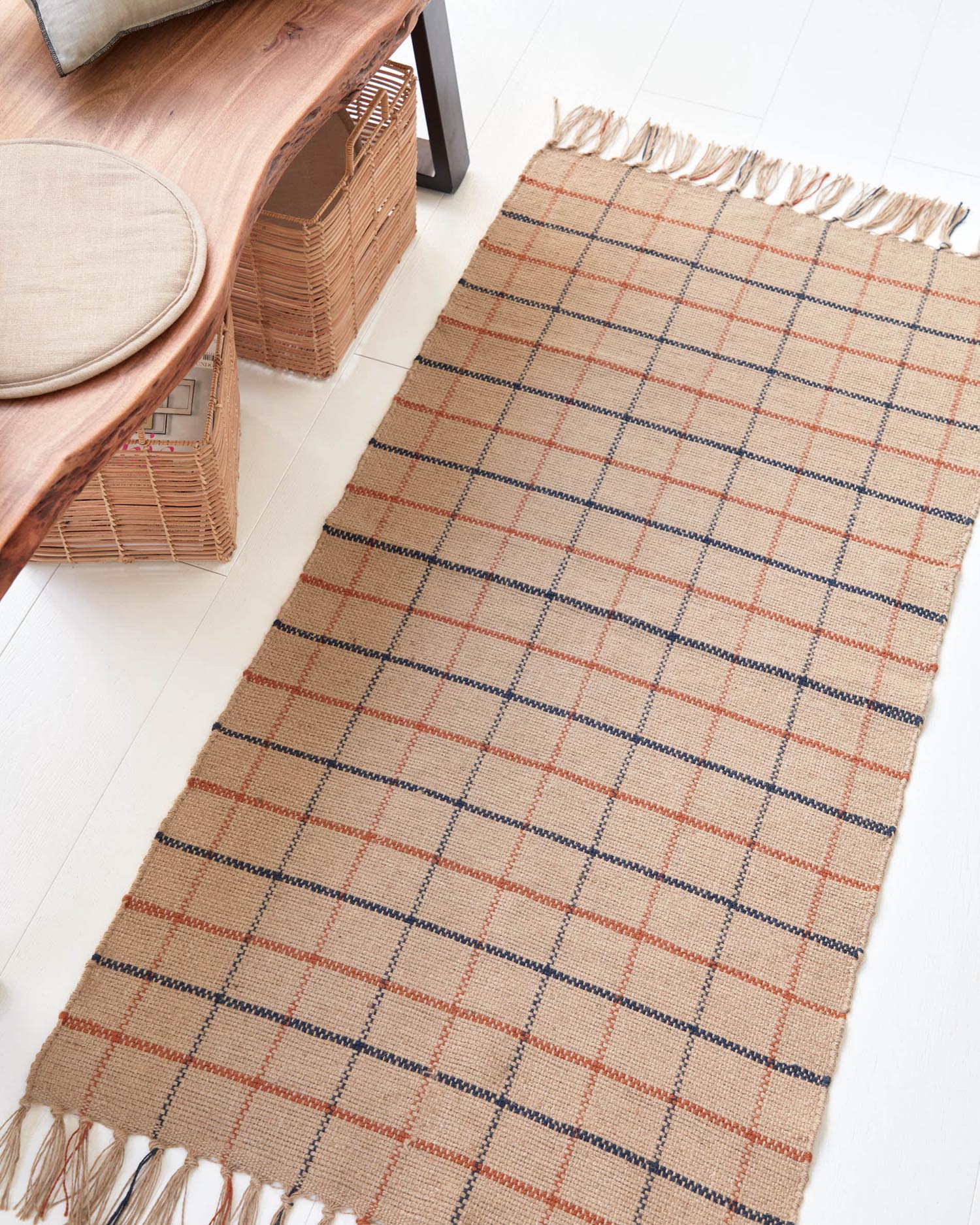 Die Alaia Bank von Kave Home kombiniert robustes Akazienholz mit modernem Stahl, perfekt für ein stilvolles und nachhaltiges Zuhause.