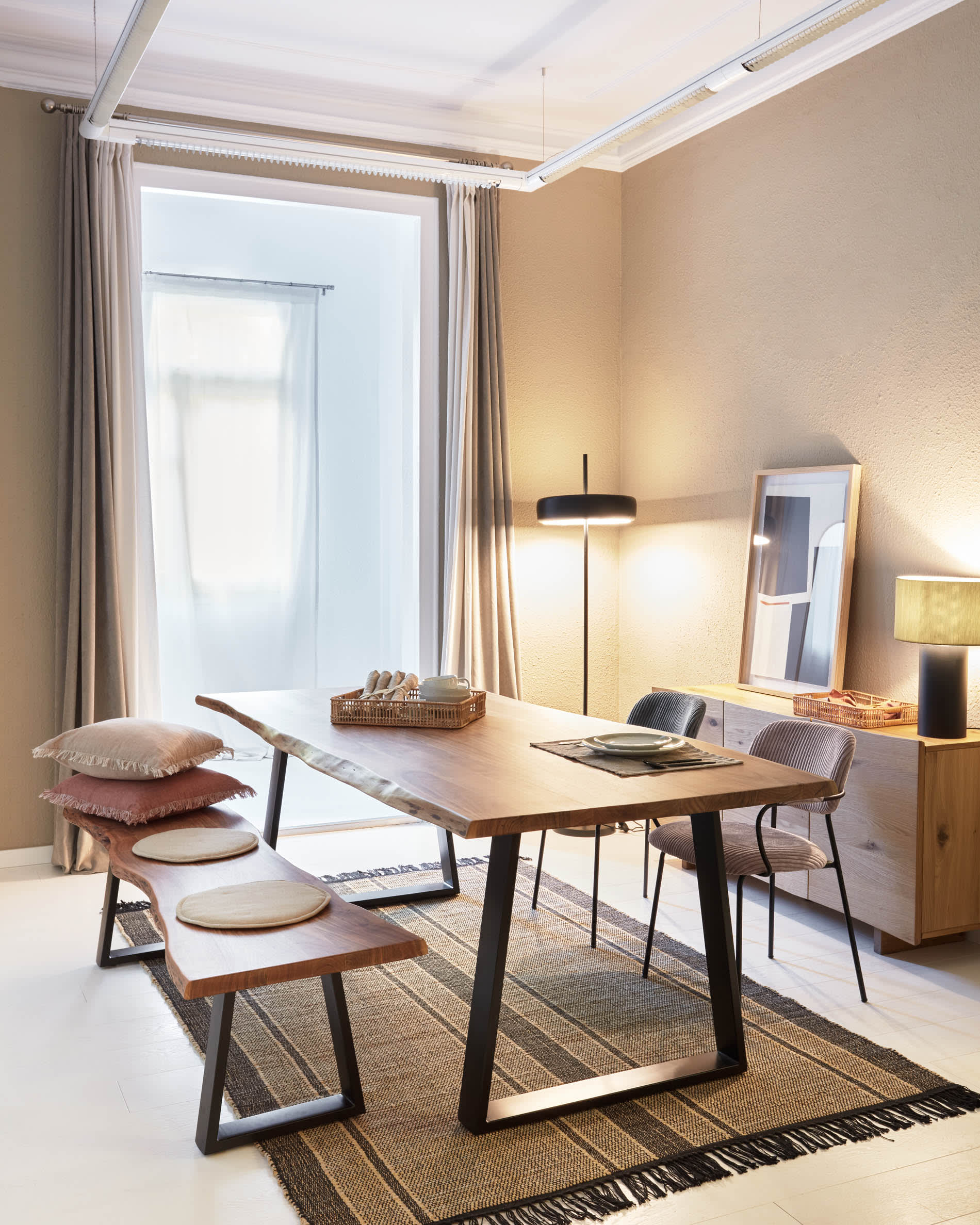 Die Alaia Bank von Kave Home vereint elegantes Design aus massivem Akazienholz und schwarzem Stahl, ideal für stilvolle und nachhaltige Wohnräume.