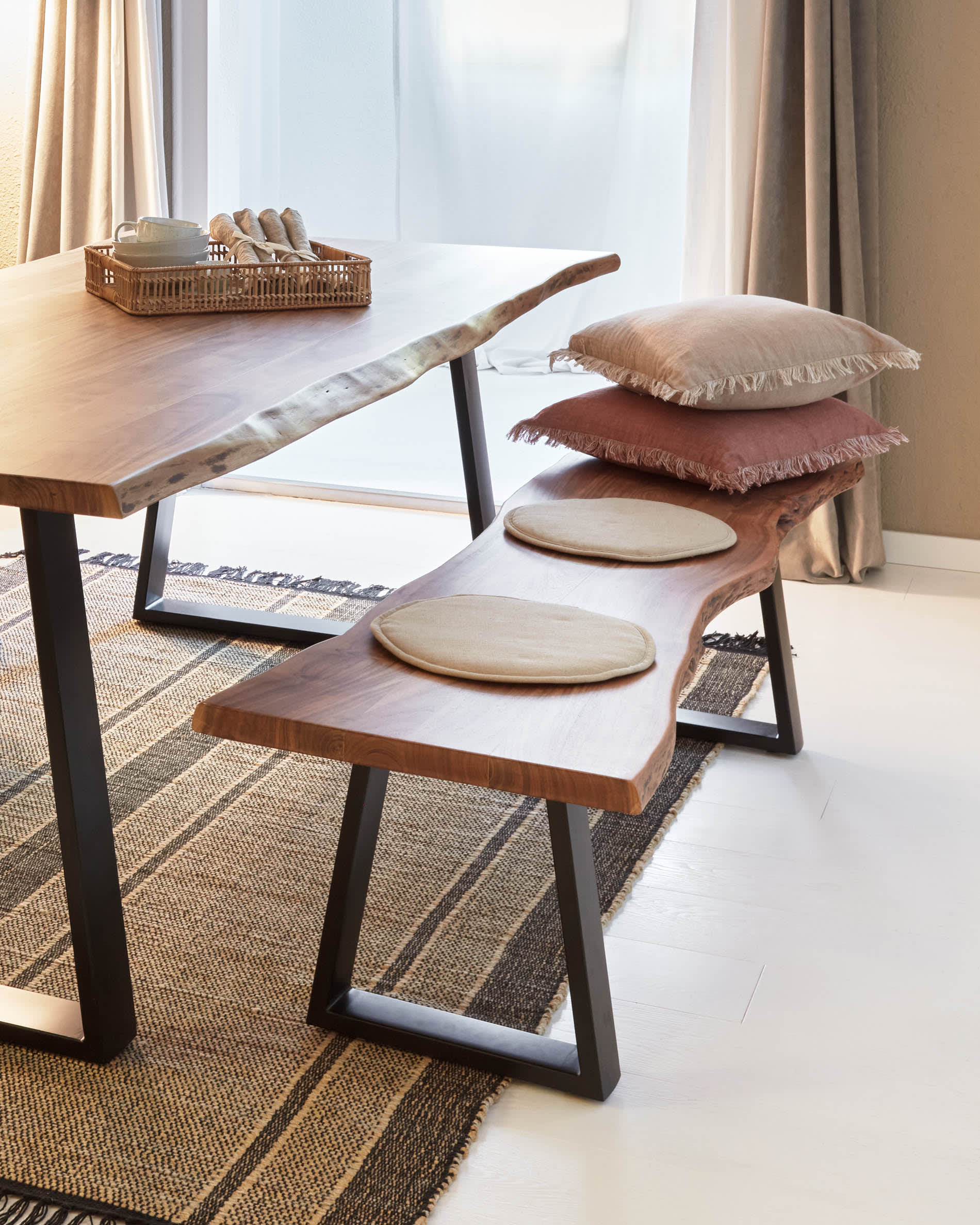 Die Alaia Bank von Kave Home kombiniert robustes Akazienholz mit modernem Stahl, perfekt für ein stilvolles und nachhaltiges Zuhause.