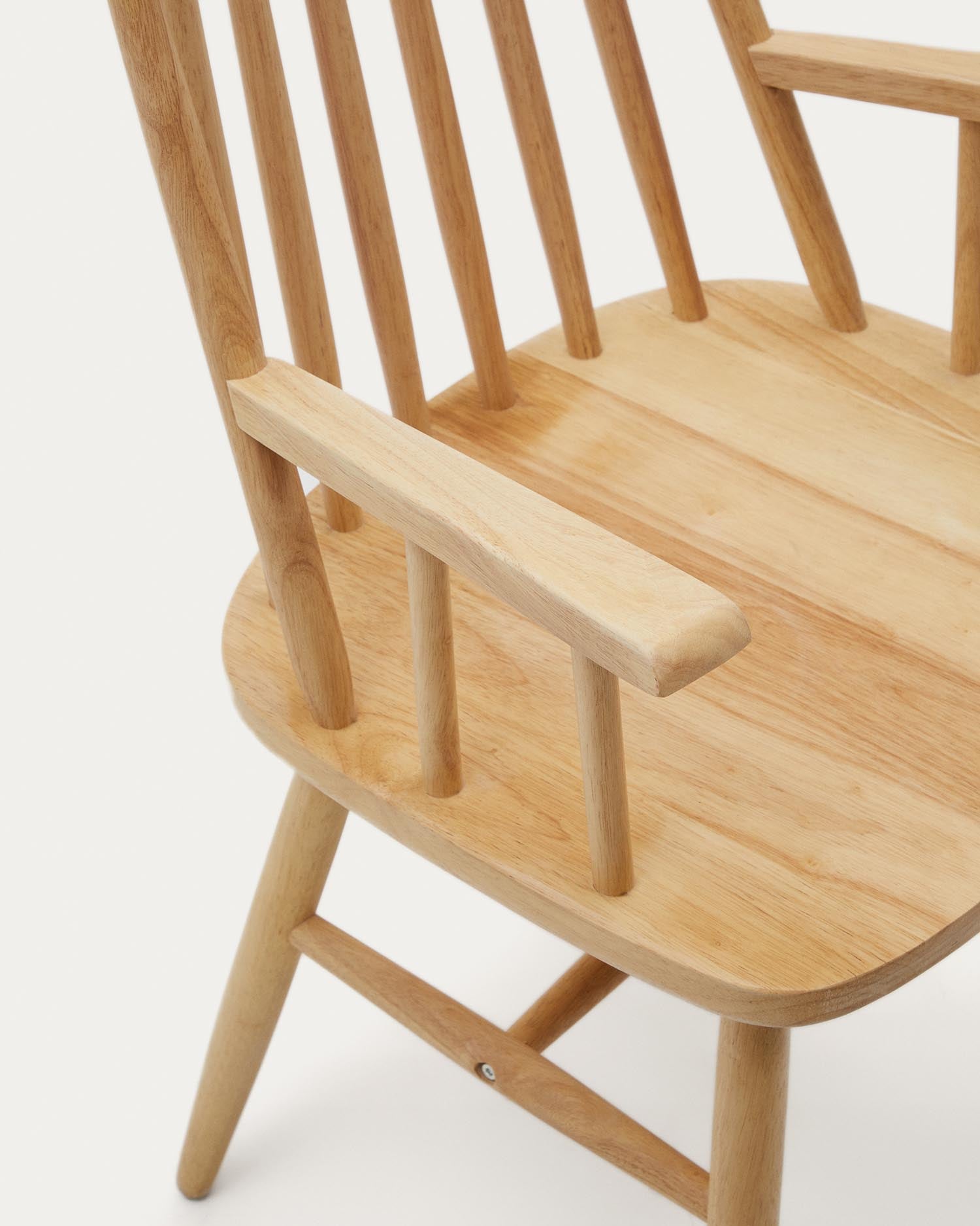 Entdecken Sie den Tressia Stuhl mit Armlehnen aus hochwertigem Kautschukholz, perfekt für elegantes Wohnen im nordischen Stil.