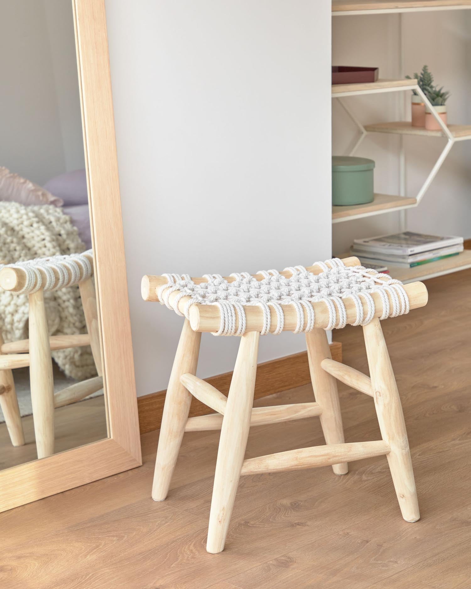 Edgard Fusshocker von Kave Home: Elegantes Design aus massivem Teakholz, komfortable Baumwollsitzfläche. Ideal für jeden Raum!