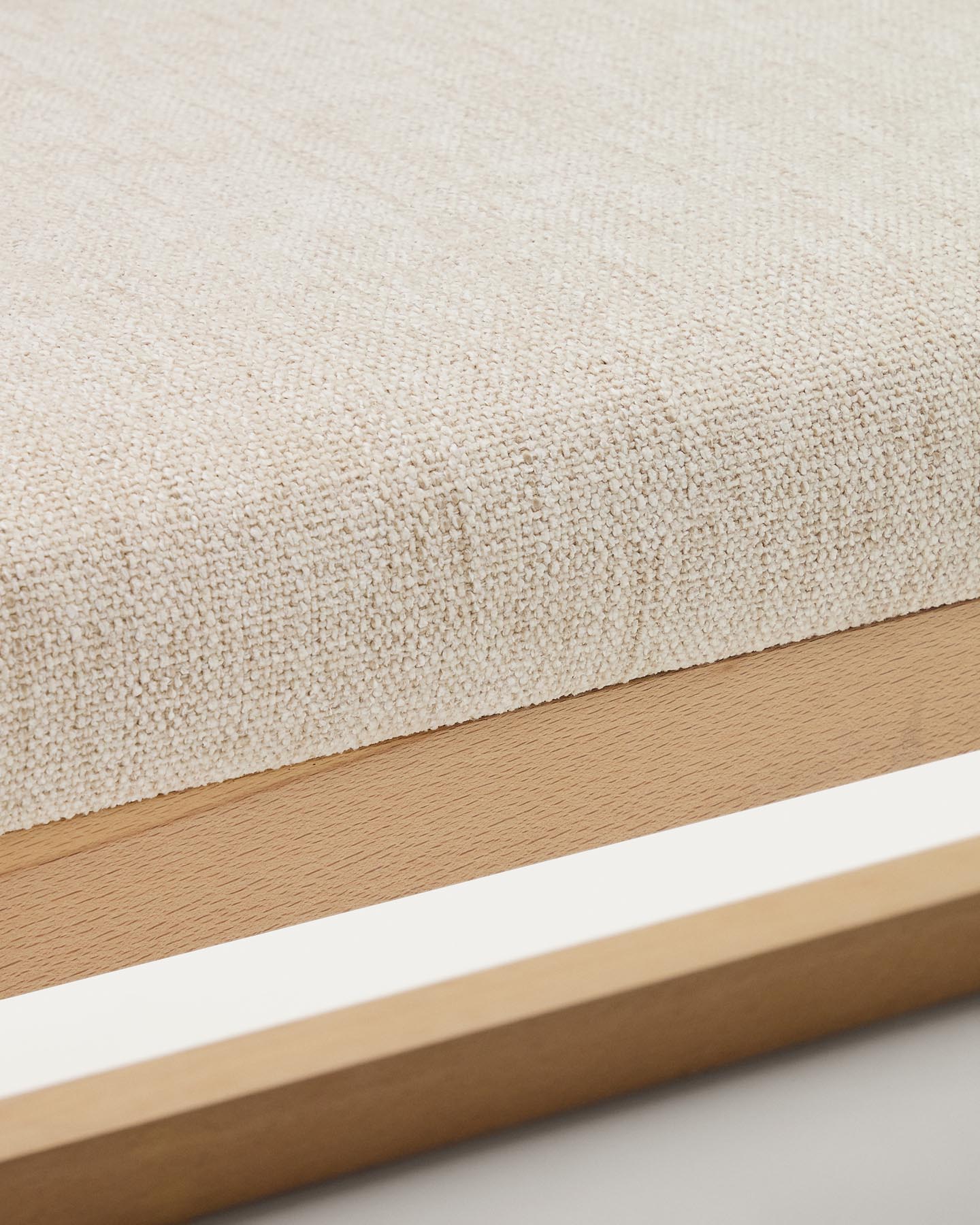 Bank Loya aus beiger Chenille und Buchenholz 128 cm in Beige präsentiert im Onlineshop von KAQTU Design AG. Sitzbank ist von Kave Home