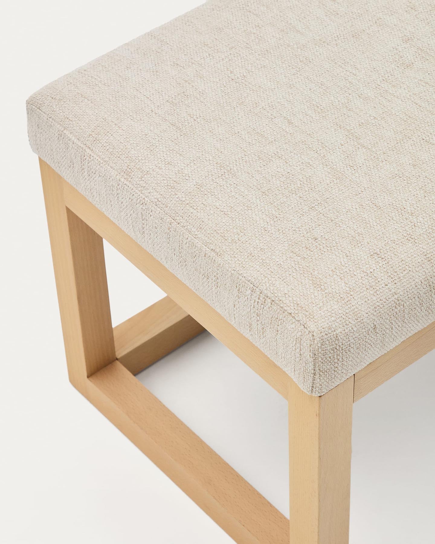Die stilvolle Bank Loya von Kave Home kombiniert hochwertigen Chenille in Beige mit langlebigem Buchenholz und passt perfekt in jedes Zuhause.