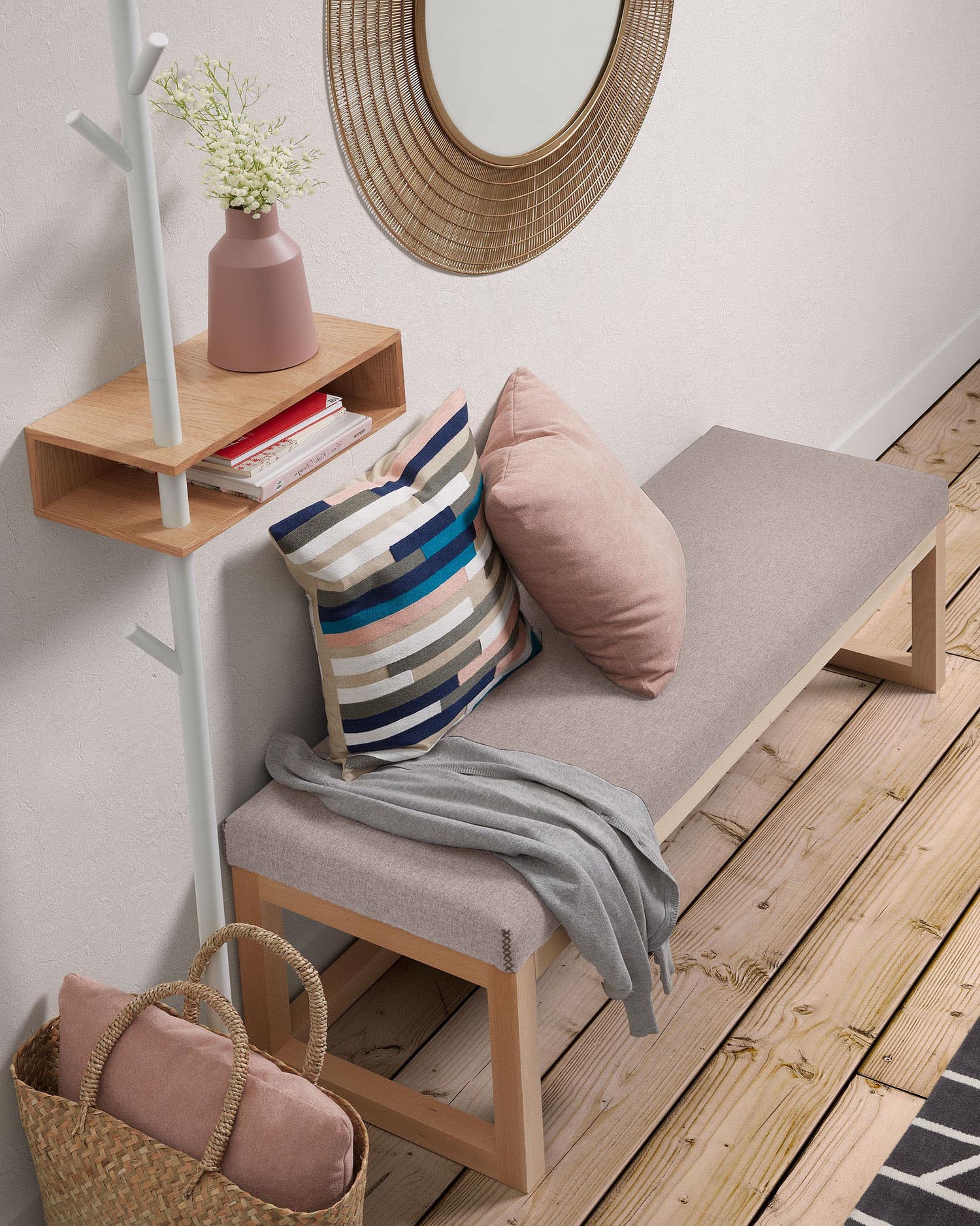 Die Loya Polsterbank kombiniert beiges Polster mit massivem Buchenholz, 128 cm breit, ideal für stilvolle Wohnräume.