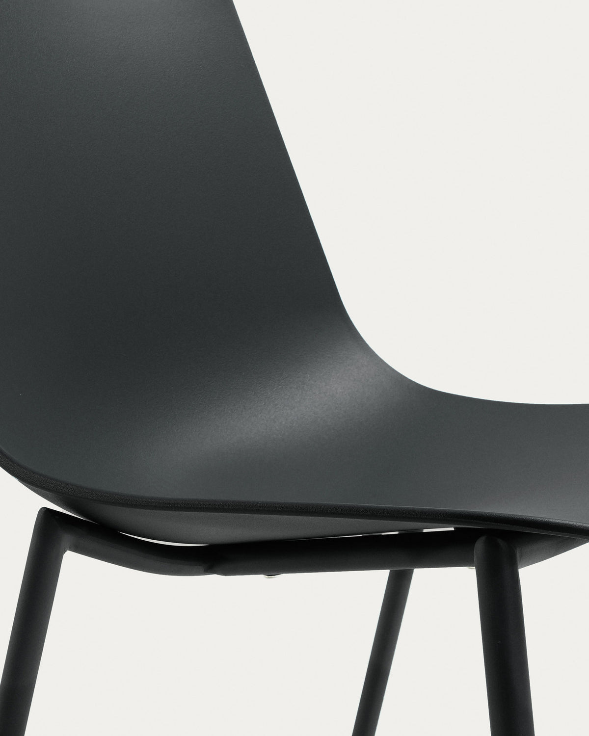 Whatts Stuhl mit Stahlbeinen in Schwarz in Schwarz präsentiert im Onlineshop von KAQTU Design AG. Stuhl ist von Kave Home