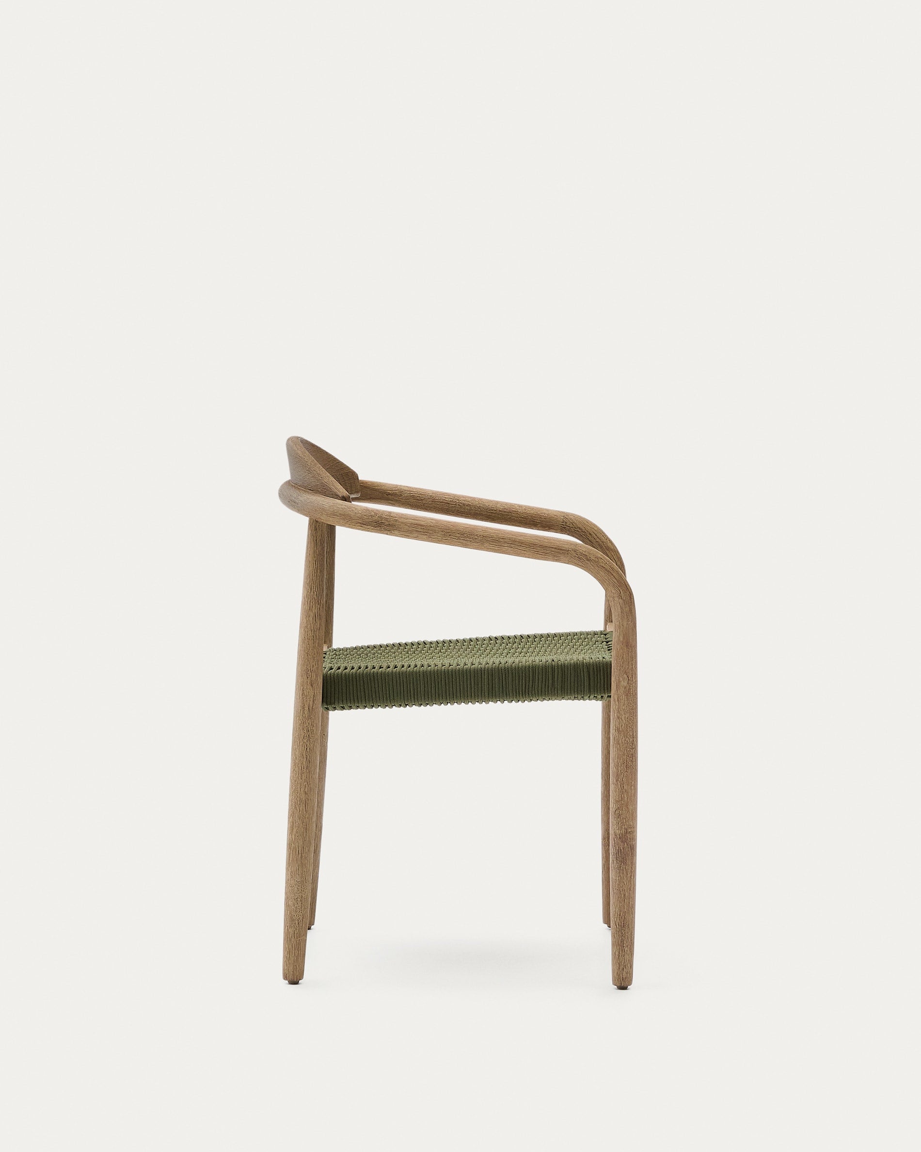 Stapelbarer Stuhl Nina aus nachhaltigem Akazienholz und grünem Seil, perfekt für umweltfreundliche und moderne Wohnräume.