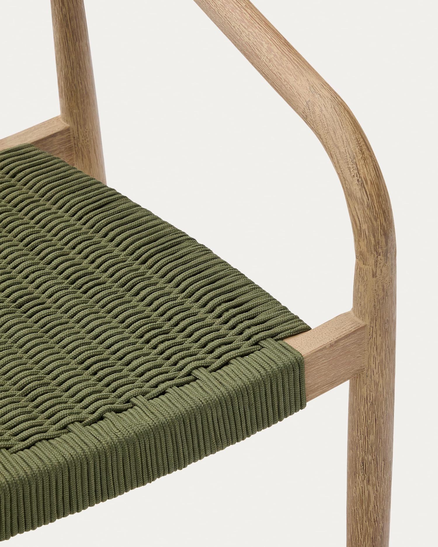 Stapelbarer Stuhl Nina aus robustem Akazienholz und grünem Seil – perfekt für Garten und Terrasse, vereint Komfort und Langlebigkeit.