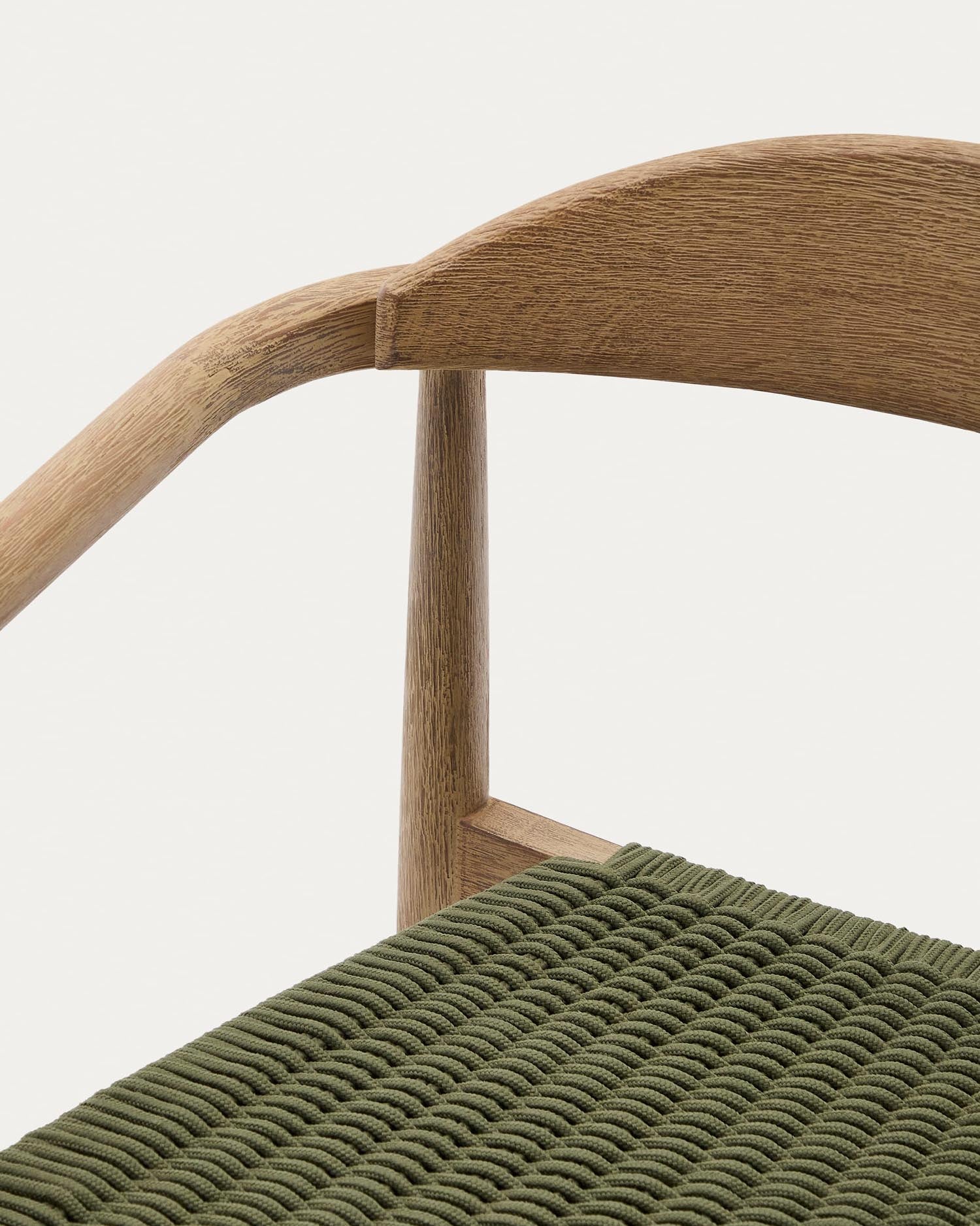 Erleben Sie den stapelbaren Stuhl Nina aus robustem Akazienholz und elegantem grünem Seil – perfekt für Garten und Terrasse, langlebig und nachhaltig.