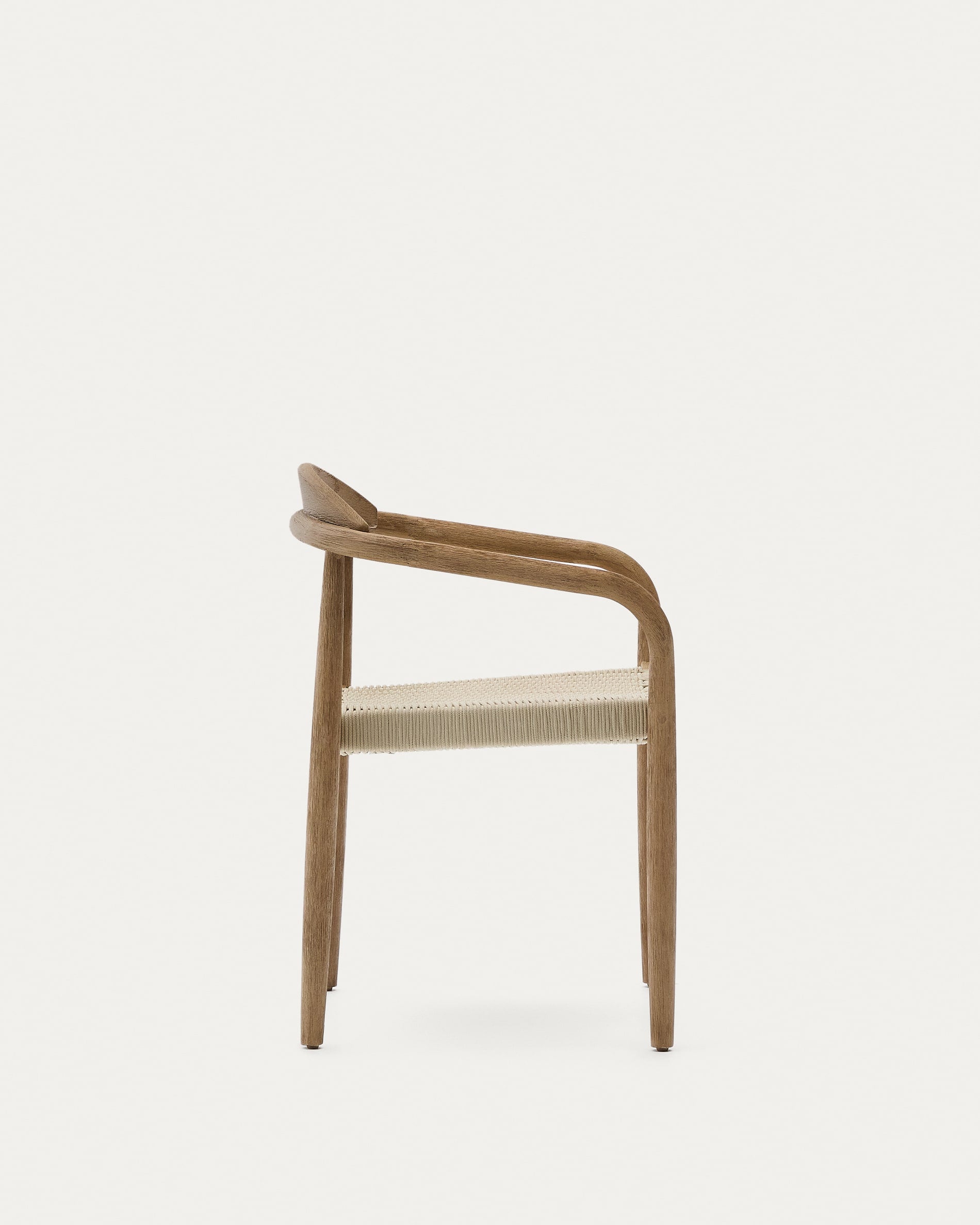 Eleganter, stapelbarer Stuhl aus Akazienholz mit écrufarbenem Seil, ideal für stilvolle und nachhaltige Aussenbereiche.