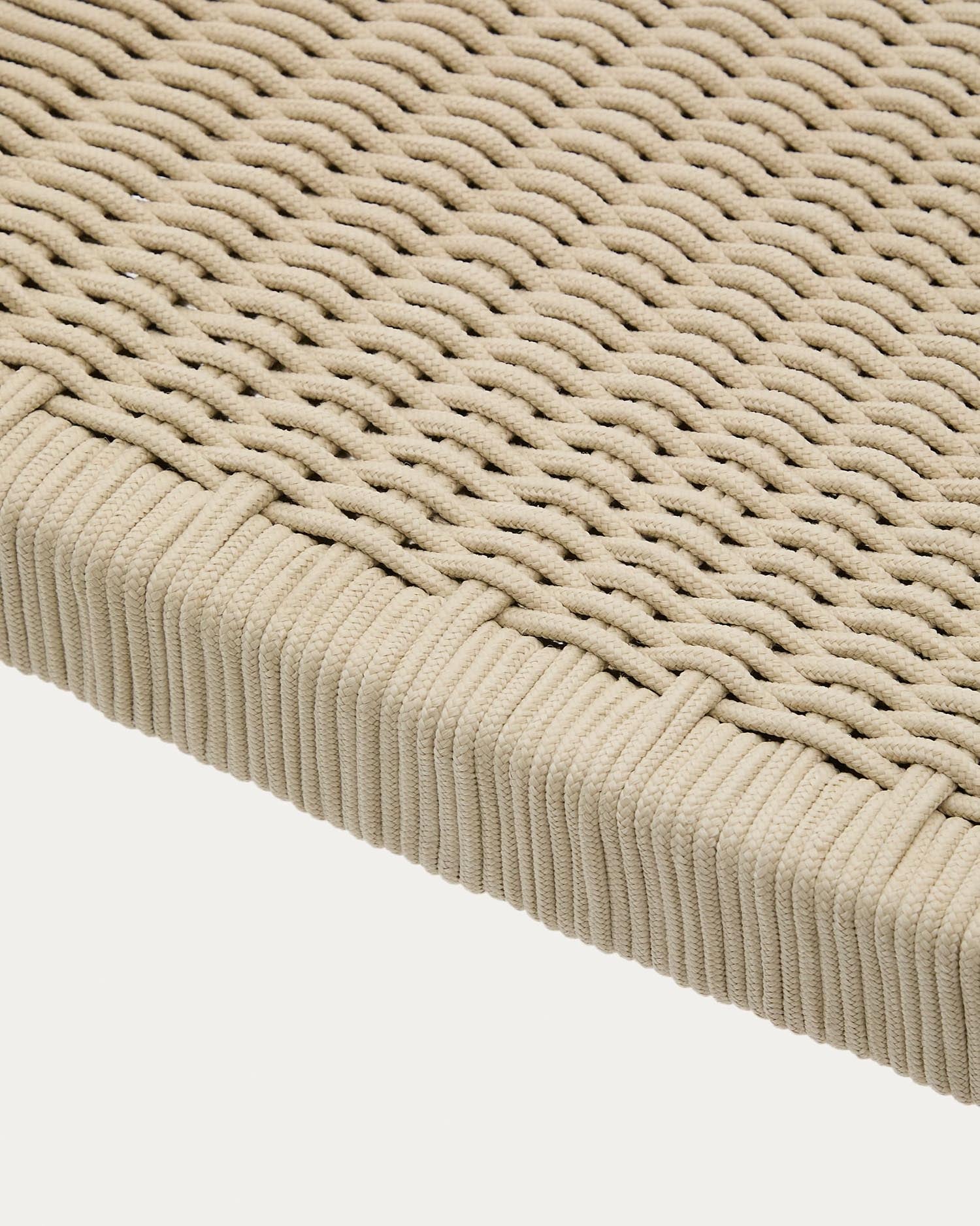 Stapelbarer Stuhl Nina aus robustem Akazienholz und elegantem écrufarbenem Seil – ideal für stilvolle und langlebige Outdoor-Erlebnisse.