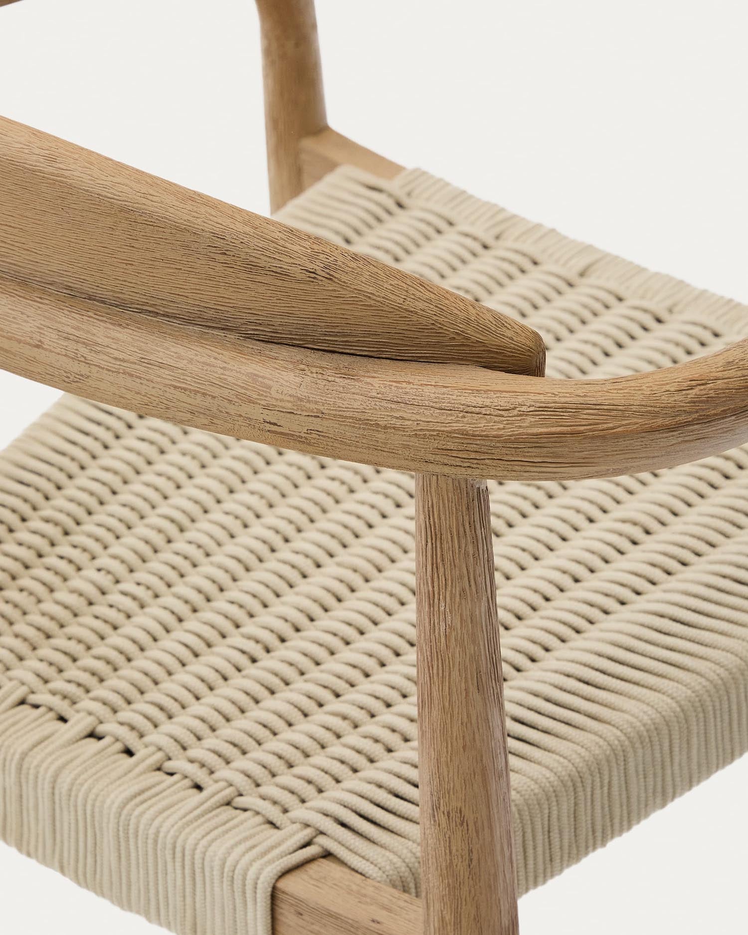 Entdecken Sie den stapelbaren Stuhl Nina aus massivem Akazienholz und strapazierfähigem écrufarbenem Seil – perfekt für gemütliche Stunden im Freien.