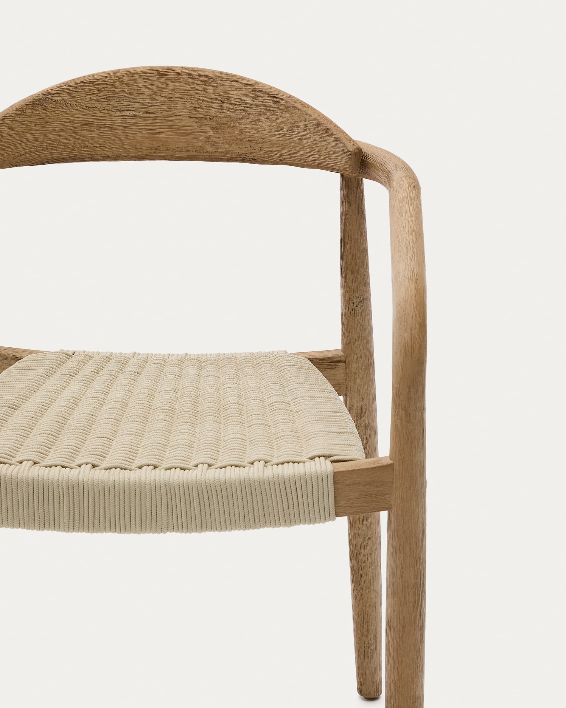 Genießen Sie den stilvollen, stapelbaren Stuhl Nina aus robustem Akazienholz und wetterfestem écrufarbenem Seil – ideal für jeden Außenbereich.