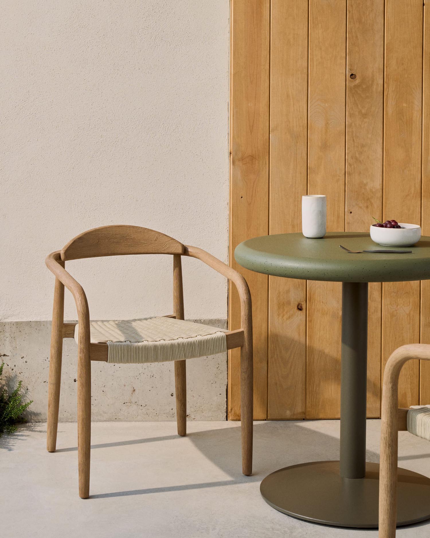 Stapelstuhl Nina aus FSC-zertifiziertem Akazienholz und écrufarbenem Seil, perfekt für nachhaltige und elegante Wohnräume.