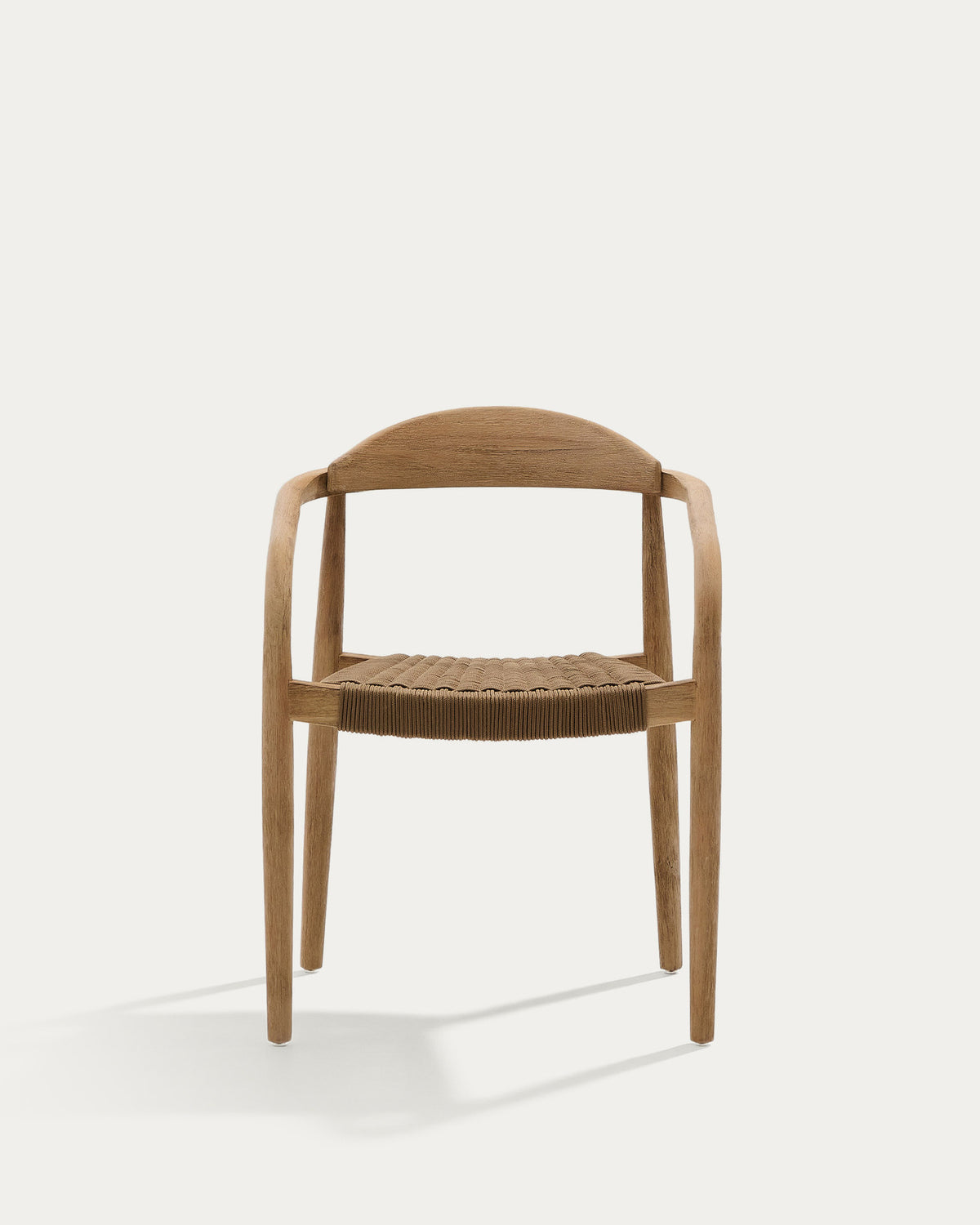 Stapelbarer Stuhl Nina aus massivem Akazienholz und beigem Seil FSC 100% in Beige, Natur präsentiert im Onlineshop von KAQTU Design AG. Gartenstuhl mit Armlehnen ist von Kave Home