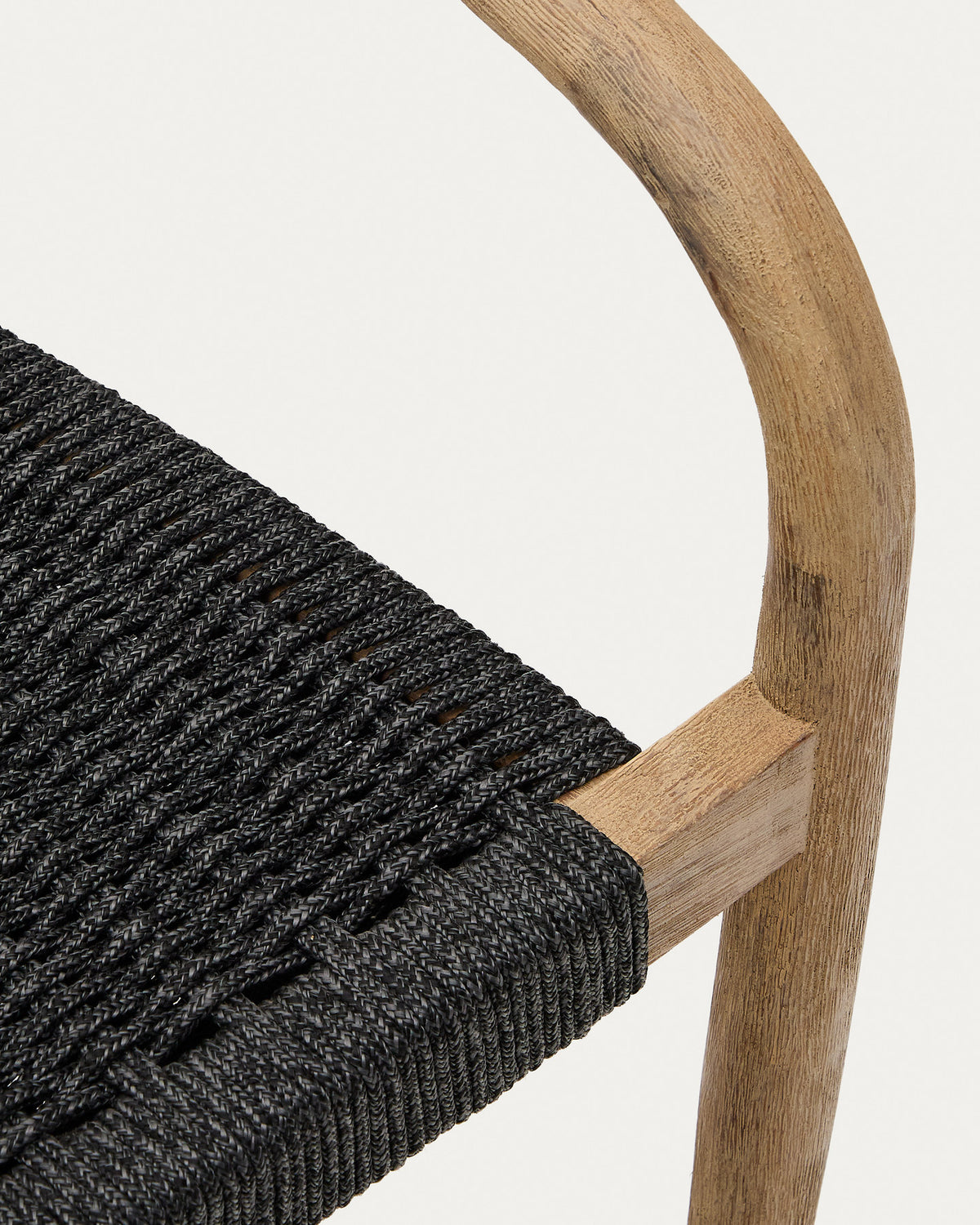 Stapelbarer Stuhl Nina aus massivem Akazienholz und schwarzem Seil FSC 100% in Schwarz, Natur präsentiert im Onlineshop von KAQTU Design AG. Gartenstuhl mit Armlehnen ist von Kave Home