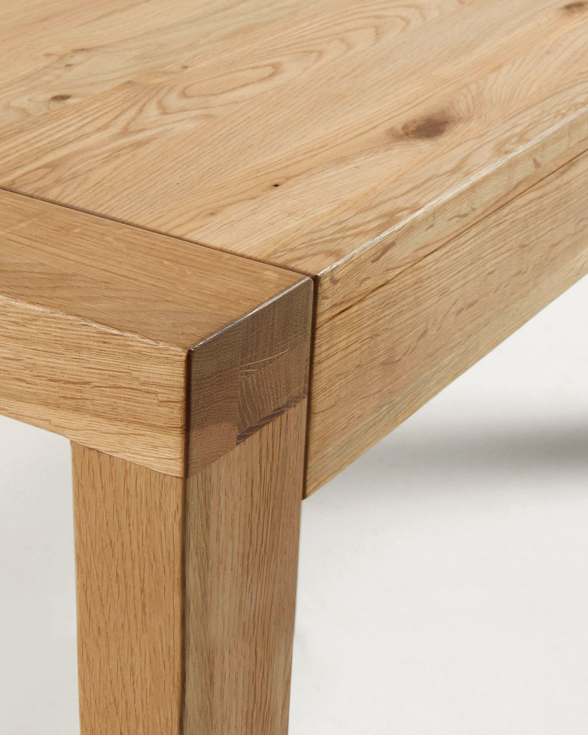 Eleganter Briva Ausziehtisch aus Eichenfurnier, 180-230 cm. Perfekt für gesellige Runden und stilvolle Esszimmer mit warmem, natürlichem Finish.