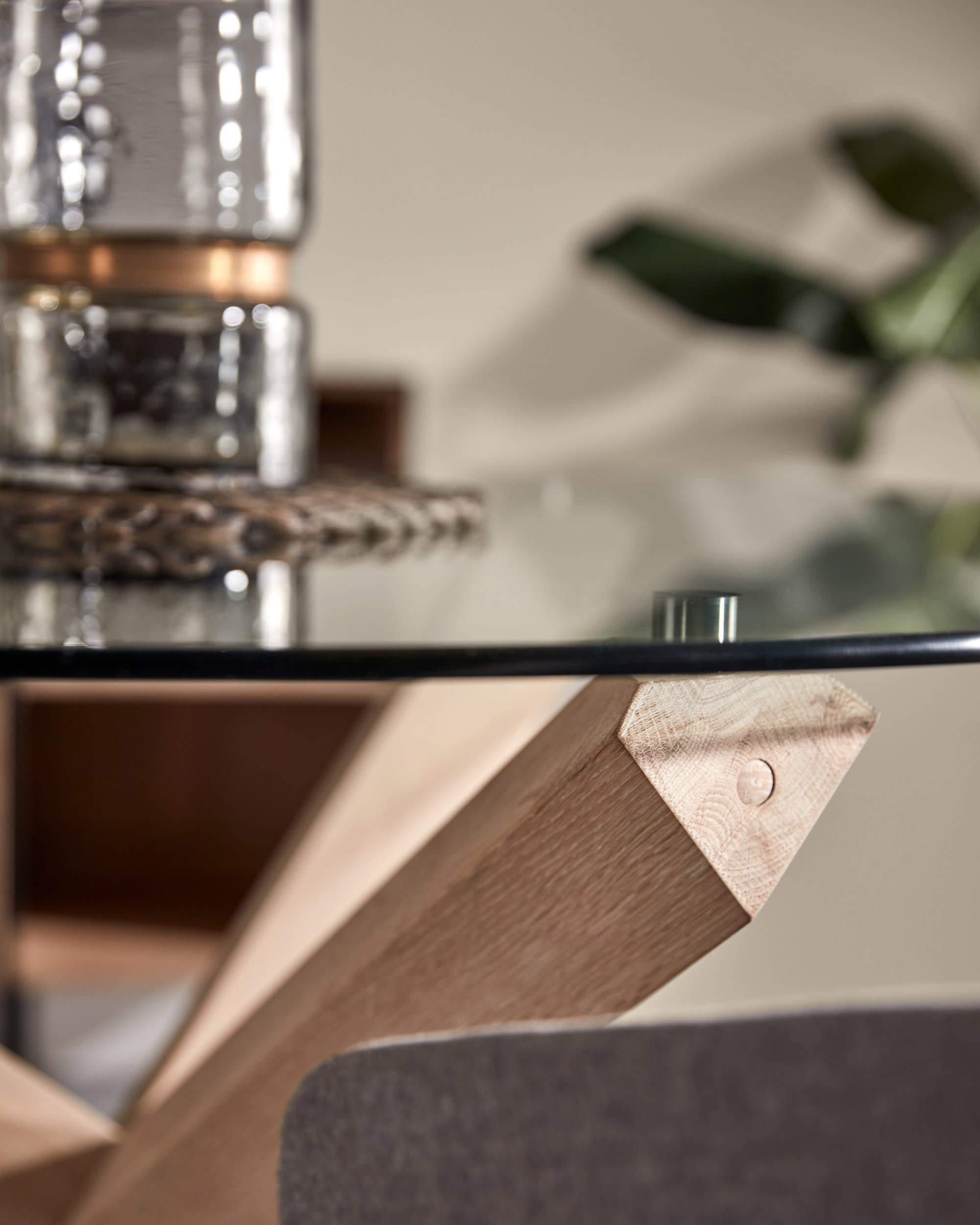 Moderner runder Tisch mit Glasplatte und robusten Eichenholzbeinen, Ø 120 cm, ideal für stilvolle Wohn- und Essbereiche.