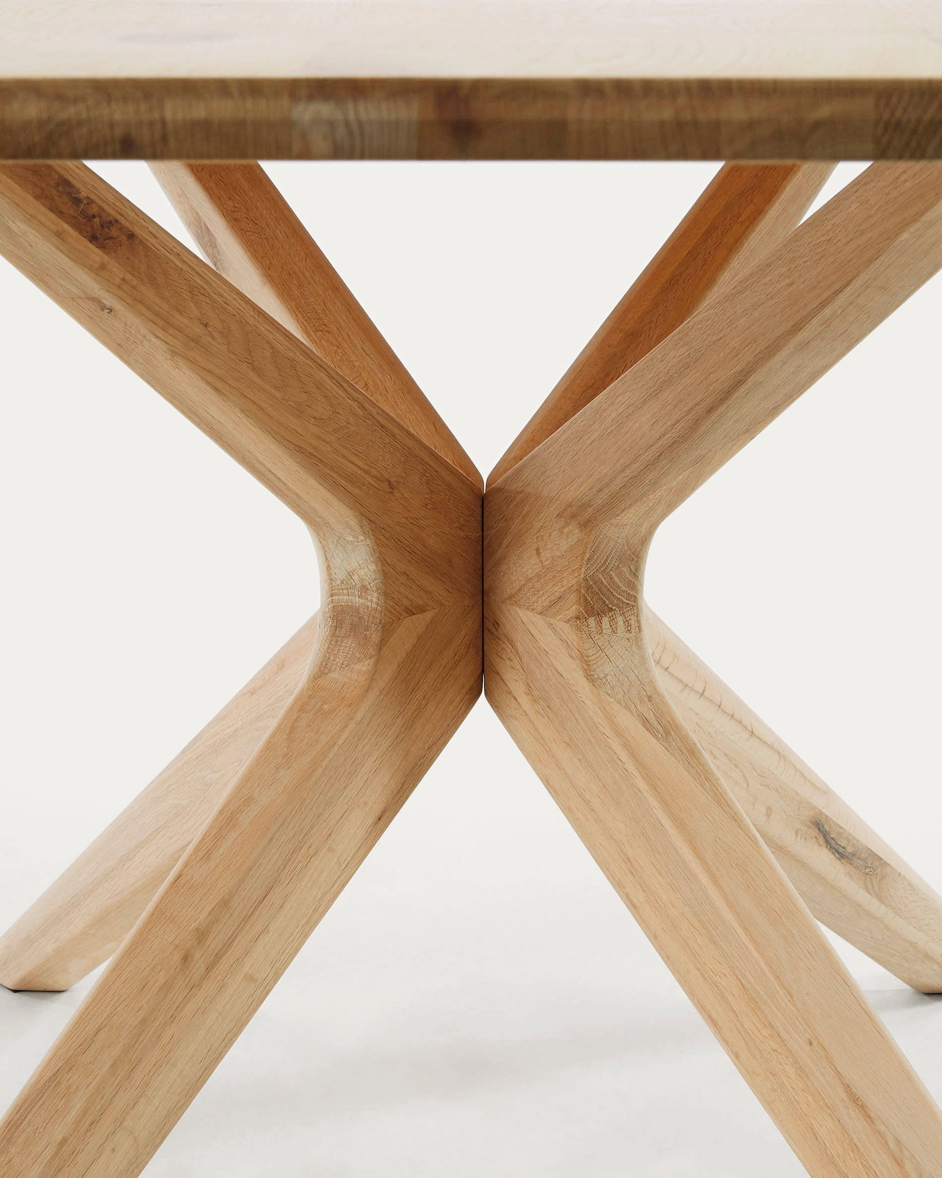 Eleganter Armande Tisch von Kave Home, 200 x 100 cm, aus nachhaltigem Eichenfurnier mit hellem Finish. Perfekt für gesellige Runden und stilvolle Wohnräume.