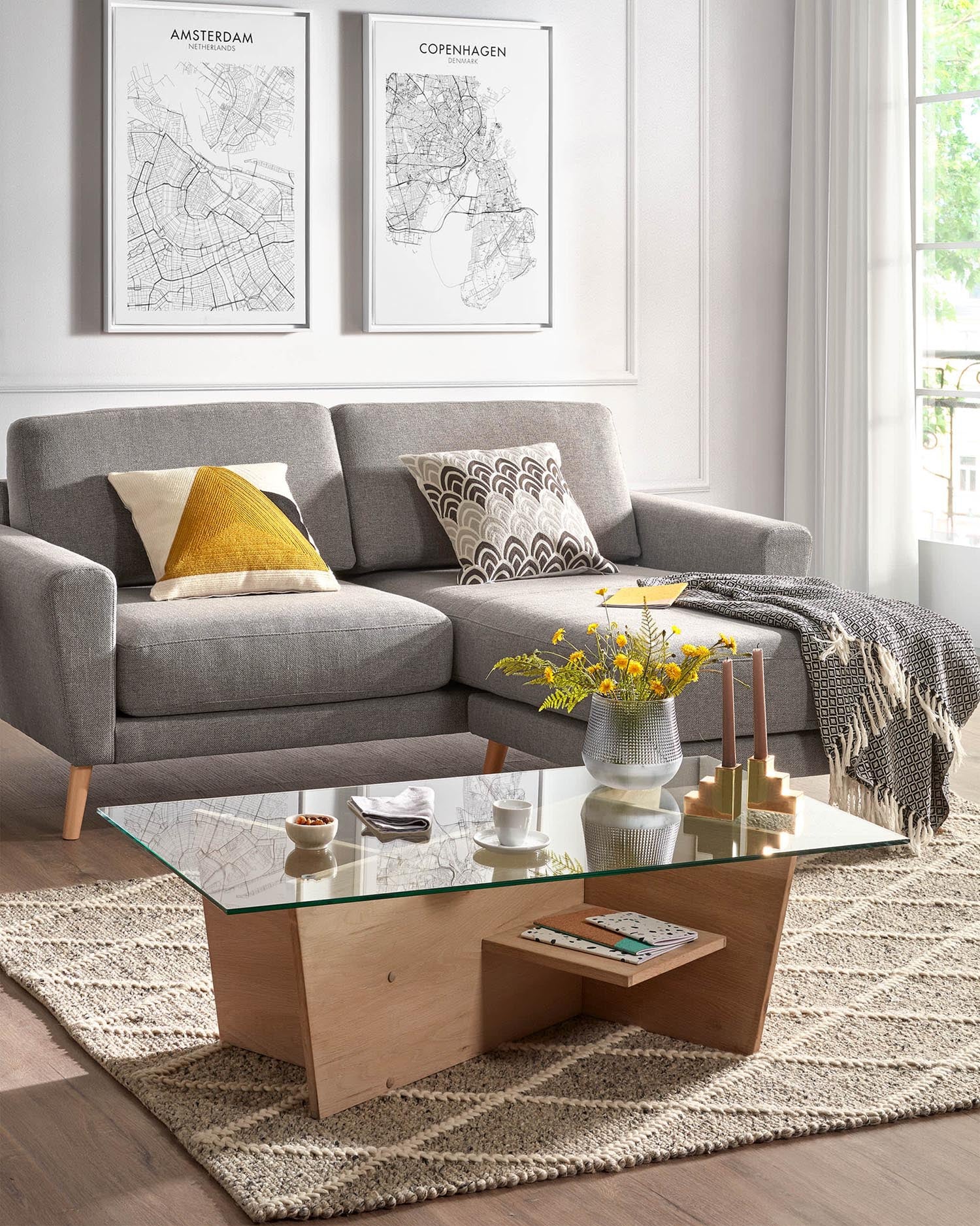 Eleganter Couchtisch von Kave Home mit Glasplatte und Holzgestell, 110x60 cm. Perfekt für modernes Wohnen.