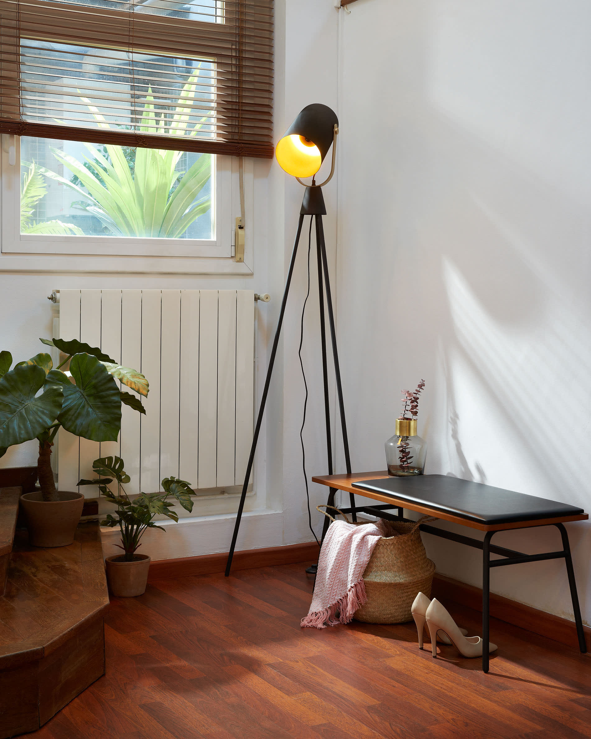 Die Carabel Bank aus Stahl und Nussholzfurnier vereint modernes Design mit Funktionalität auf einer Länge von 100 cm.