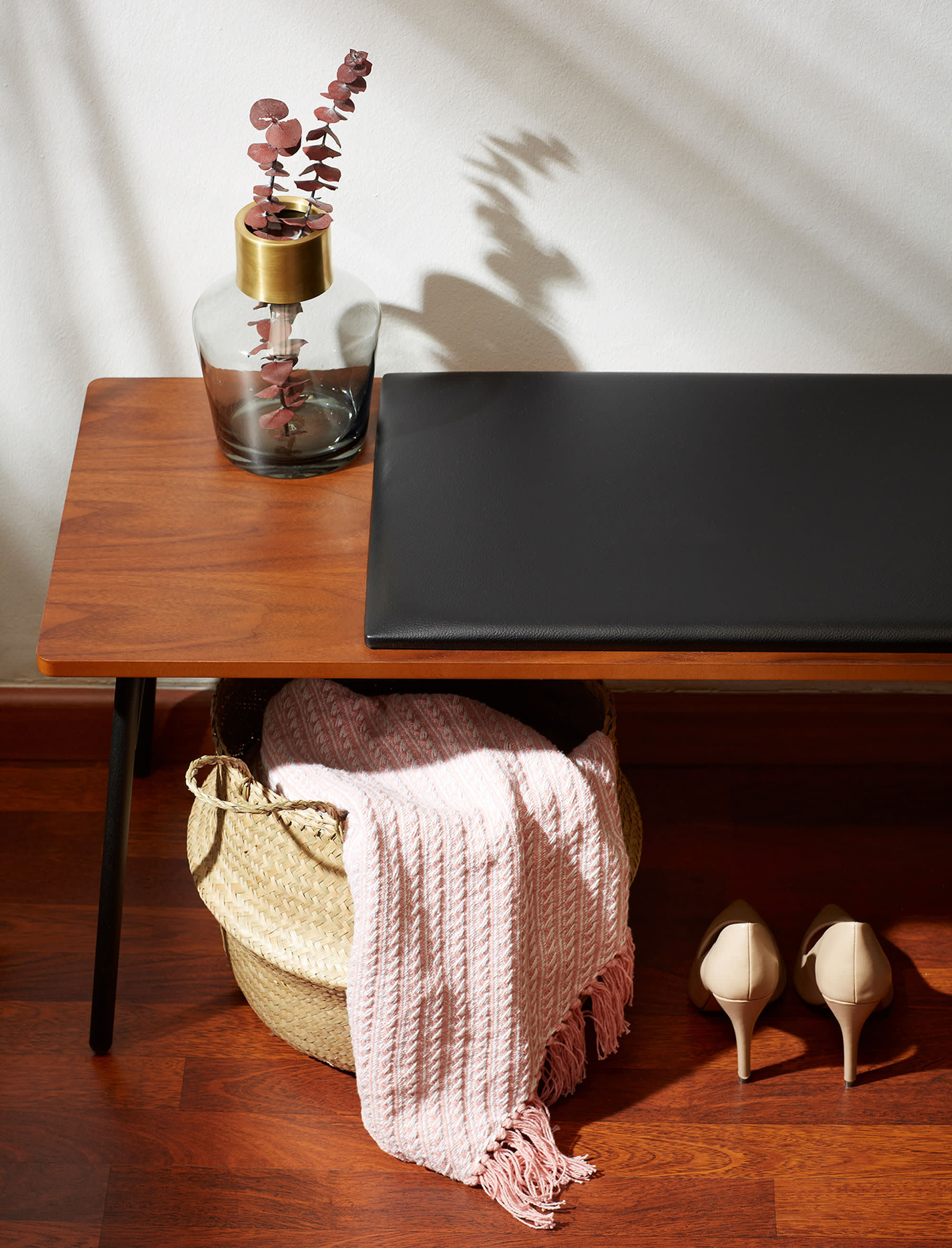 Die Carabel Bank aus Stahl und Nussholzfurnier vereint Eleganz und Stabilität in einem modernen Design auf 100 cm Breite.