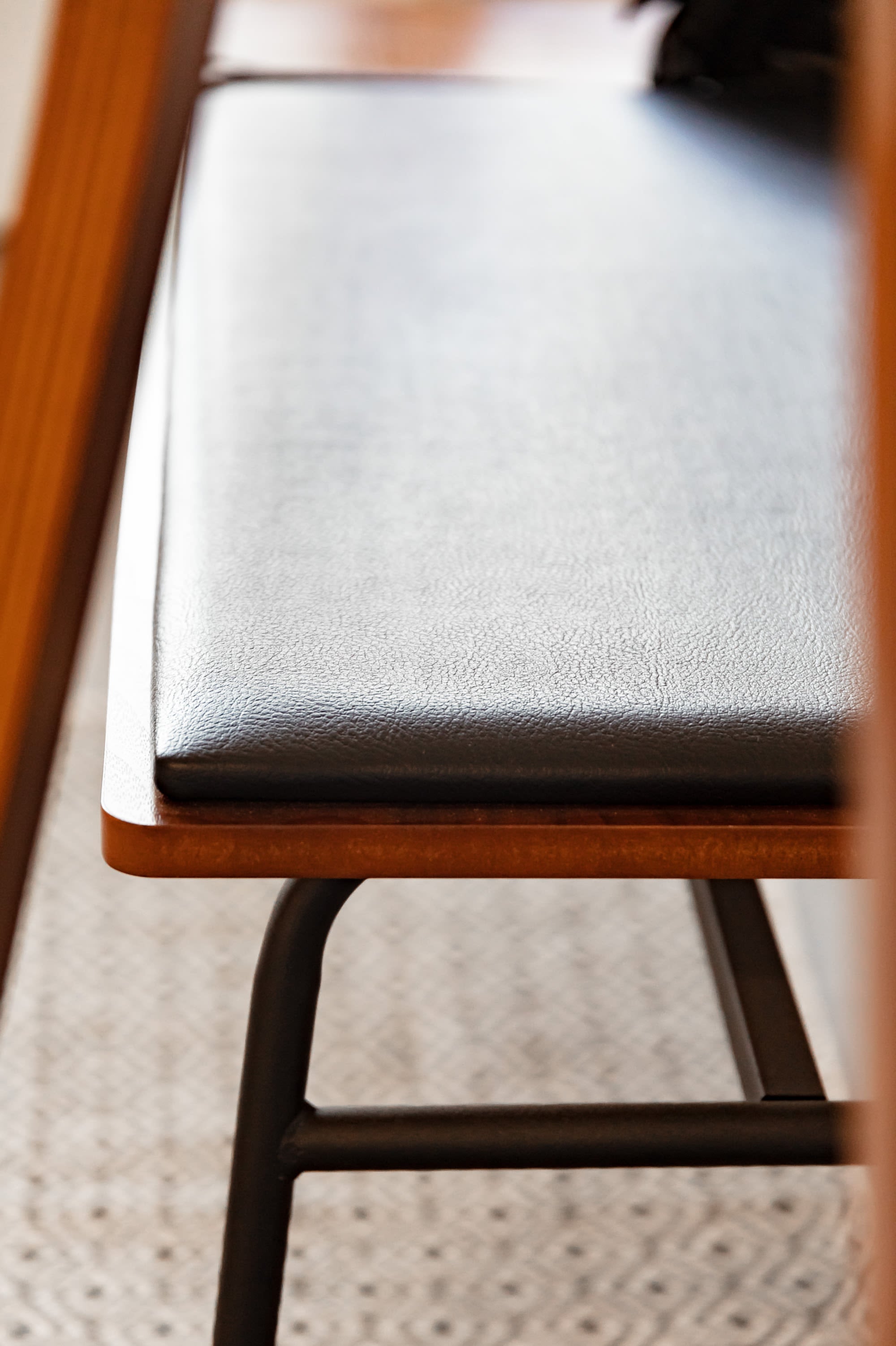 Die Carabel Bank aus Stahl und Nussholzfurnier vereint Eleganz und Stabilität in einem modernen Design auf 100 cm Länge.