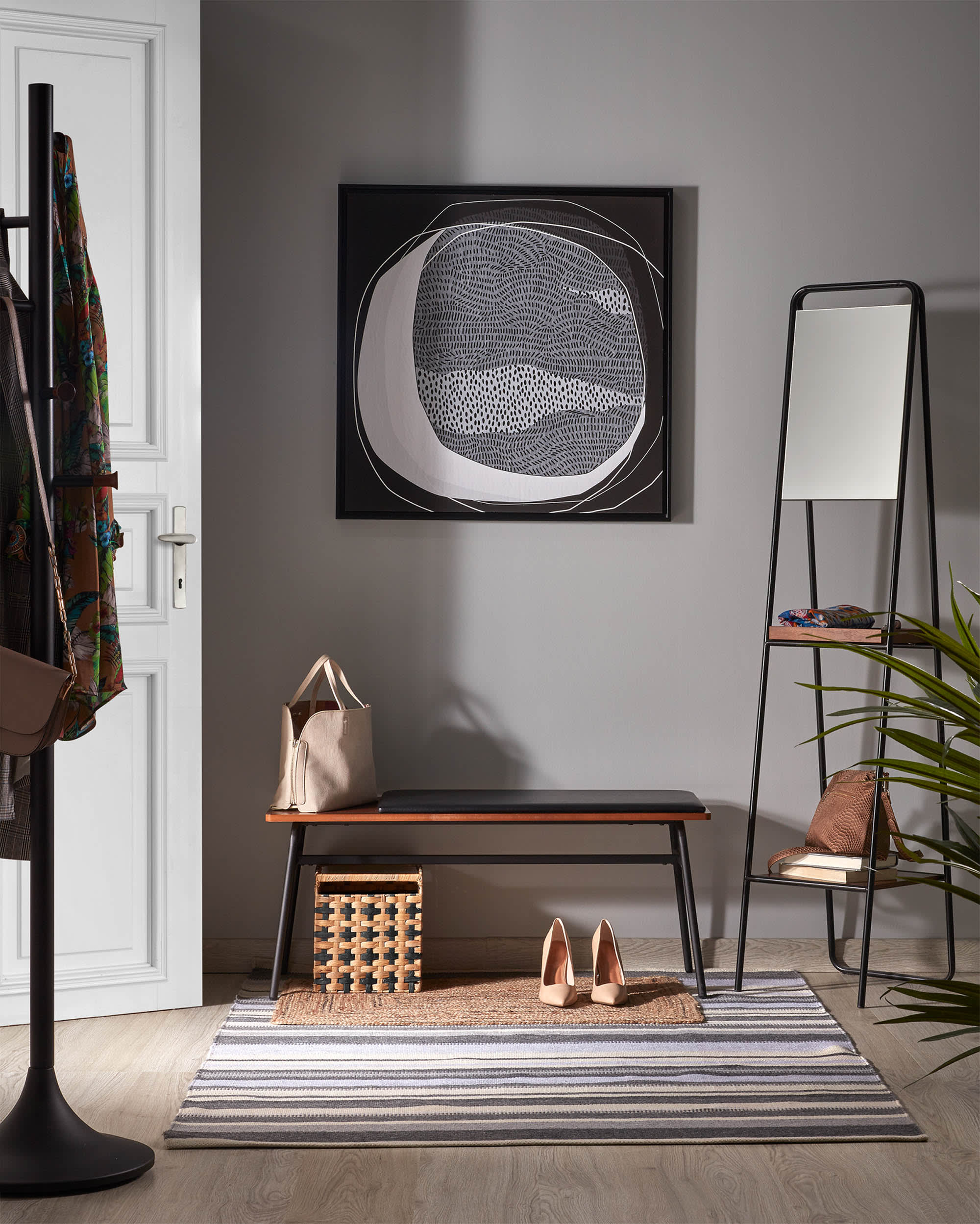 Die Carabel Bank kombiniert robusten Stahl mit edlem Nussholzfurnier und bietet modernes Design auf 100 cm Länge.