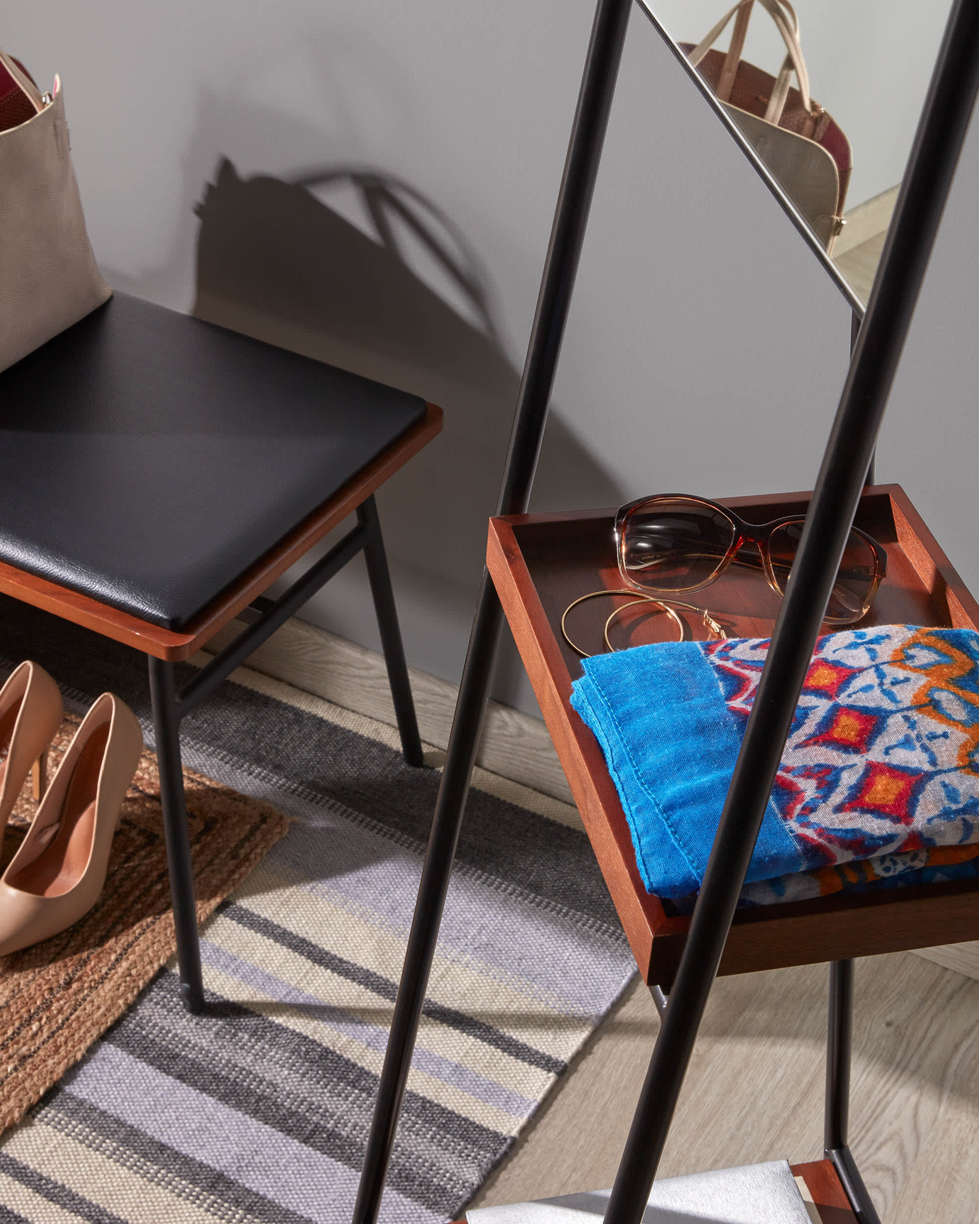 Die Carabel Bank aus Stahl und Nussholzfurnier vereint Eleganz und Stabilität in einem modernen Design auf 100 cm Breite.