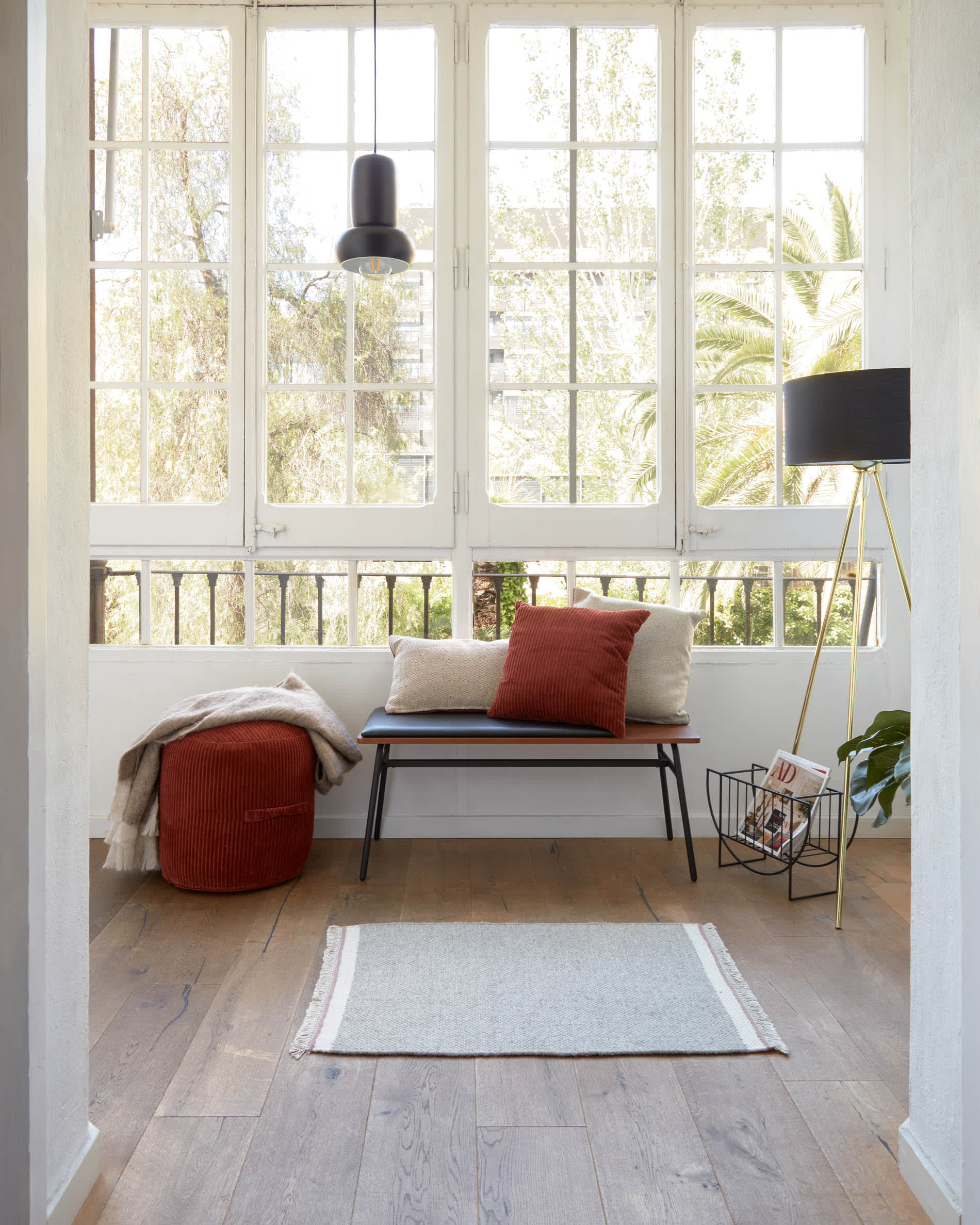 Die Carabel Bank kombiniert robusten Stahl mit edlem Nussholzfurnier und bietet modernes Design auf 100 cm Breite.