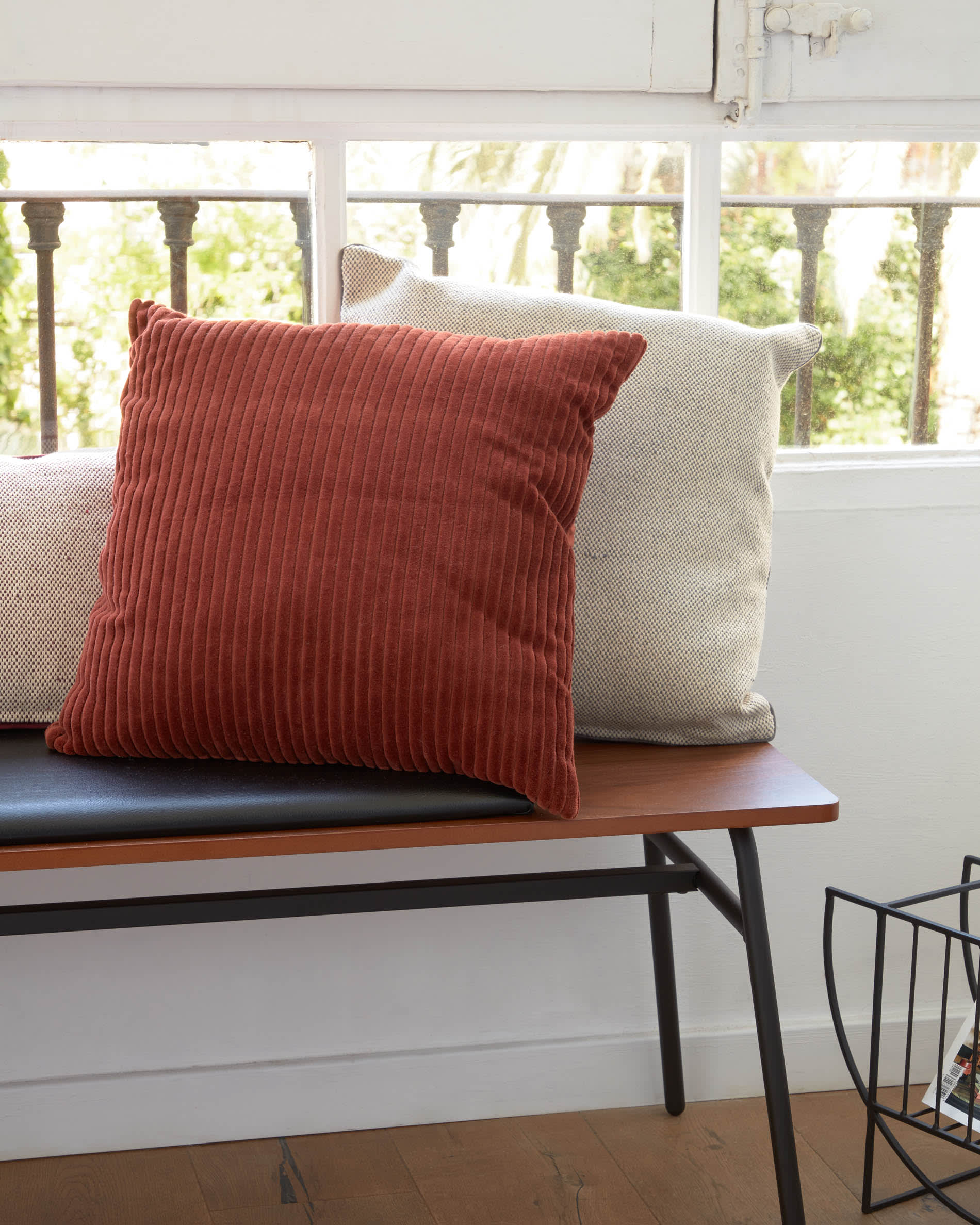 Die Carabel Bank kombiniert robusten Stahl mit edlem Nussholzfurnier und bietet stilvolle Sitzgelegenheit auf 100 cm Länge.