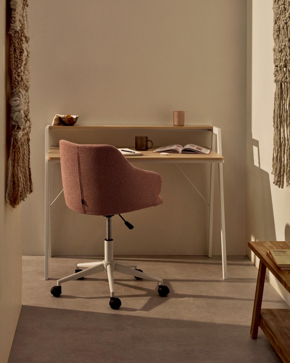 Aarhus Tisch: Natur Melamin, weisse Stahlbeine, 115x60 cm, Kave Home.