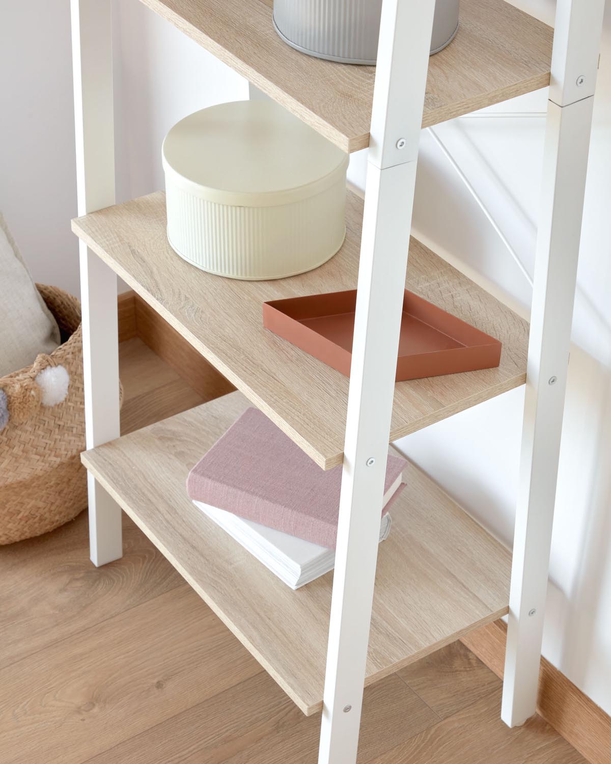 Stilvolles Aarhus Regal: Weisser Stahl, 56x172 cm, von Kave Home.