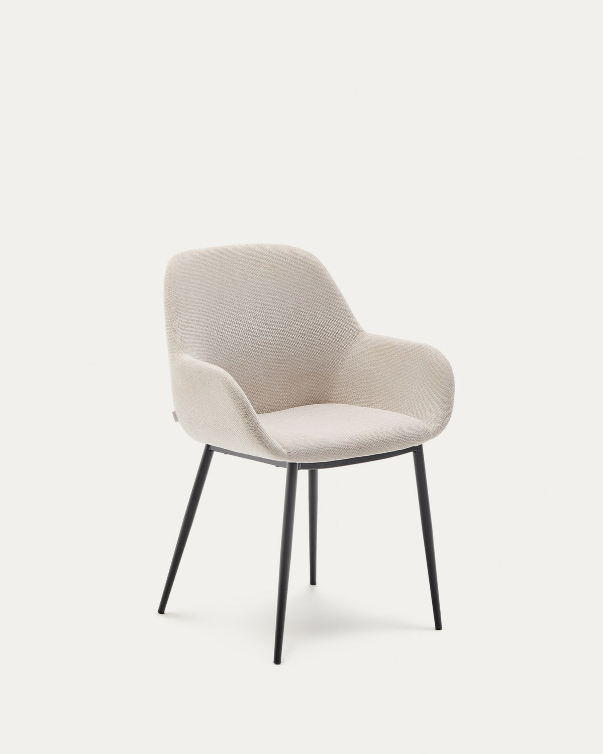 Beigefarbener Stuhl Konna mit Stahlbeinen in schwarzer Lackierung in Beige präsentiert im Onlineshop von KAQTU Design AG. Stuhl mit Armlehne ist von Kave Home