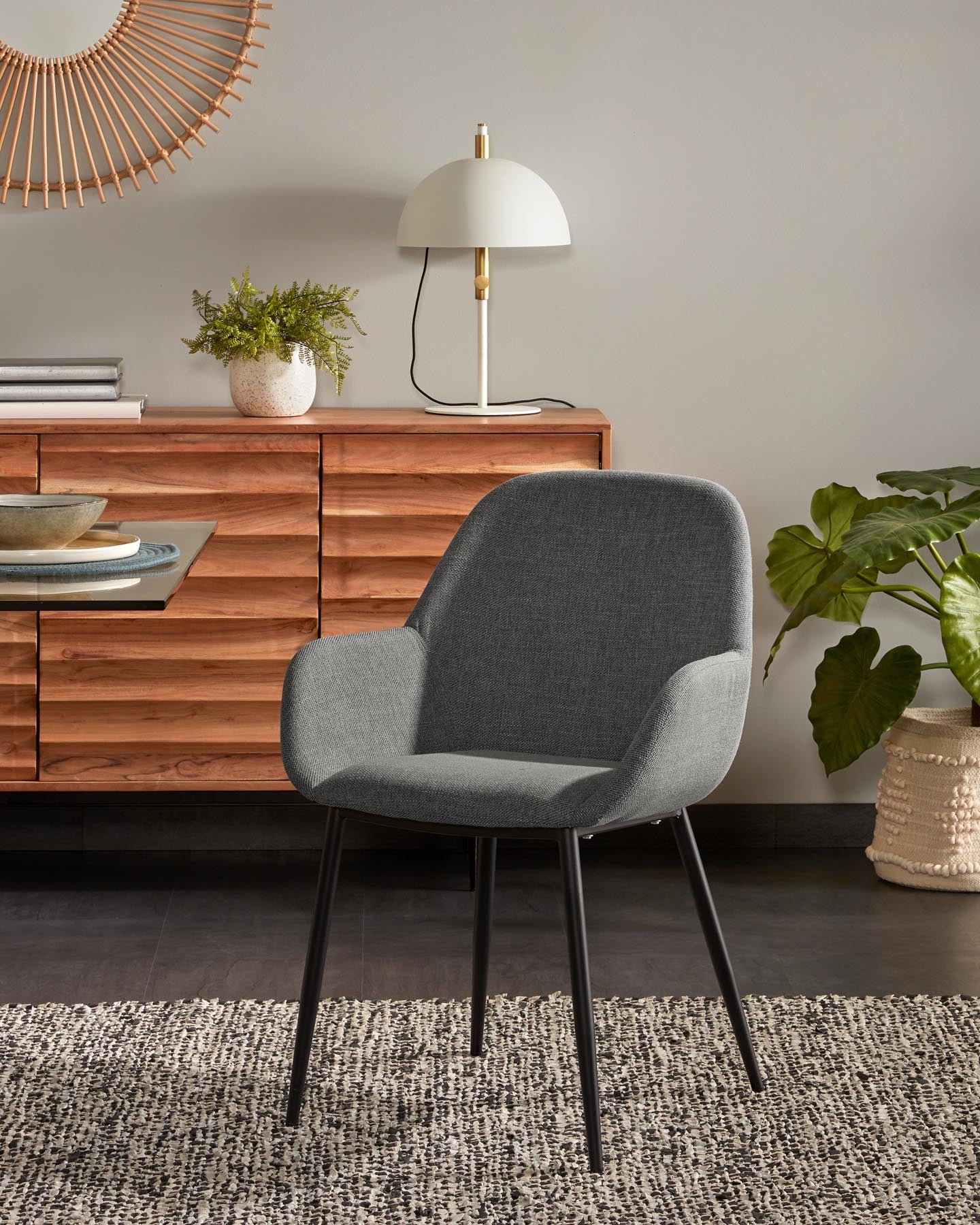 Konna Stuhl in Dunkelgrau mit schwarz lackierten Stahlbeinen FR in Grau präsentiert im Onlineshop von KAQTU Design AG. Stuhl ist von Kave Home