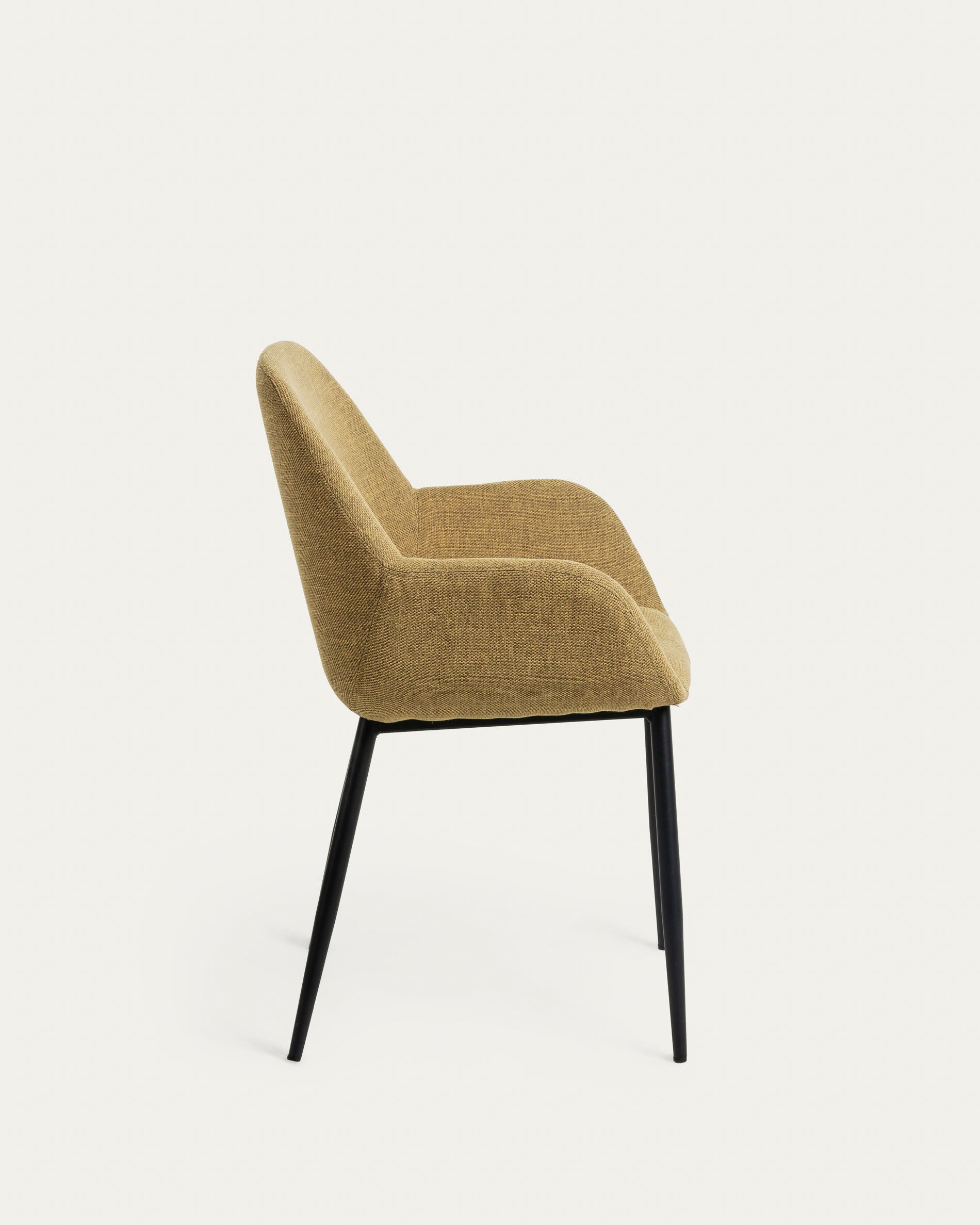 Konna Stuhl in Senfgelb mit schwarz lackierten Stahlbeinen FR in Senfgelb präsentiert im Onlineshop von KAQTU Design AG. Stuhl ist von Kave Home