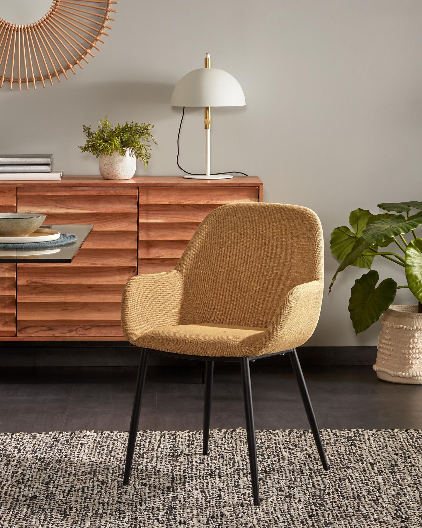 Konna Stuhl in Senfgelb mit schwarz lackierten Stahlbeinen FR in Senfgelb präsentiert im Onlineshop von KAQTU Design AG. Stuhl ist von Kave Home