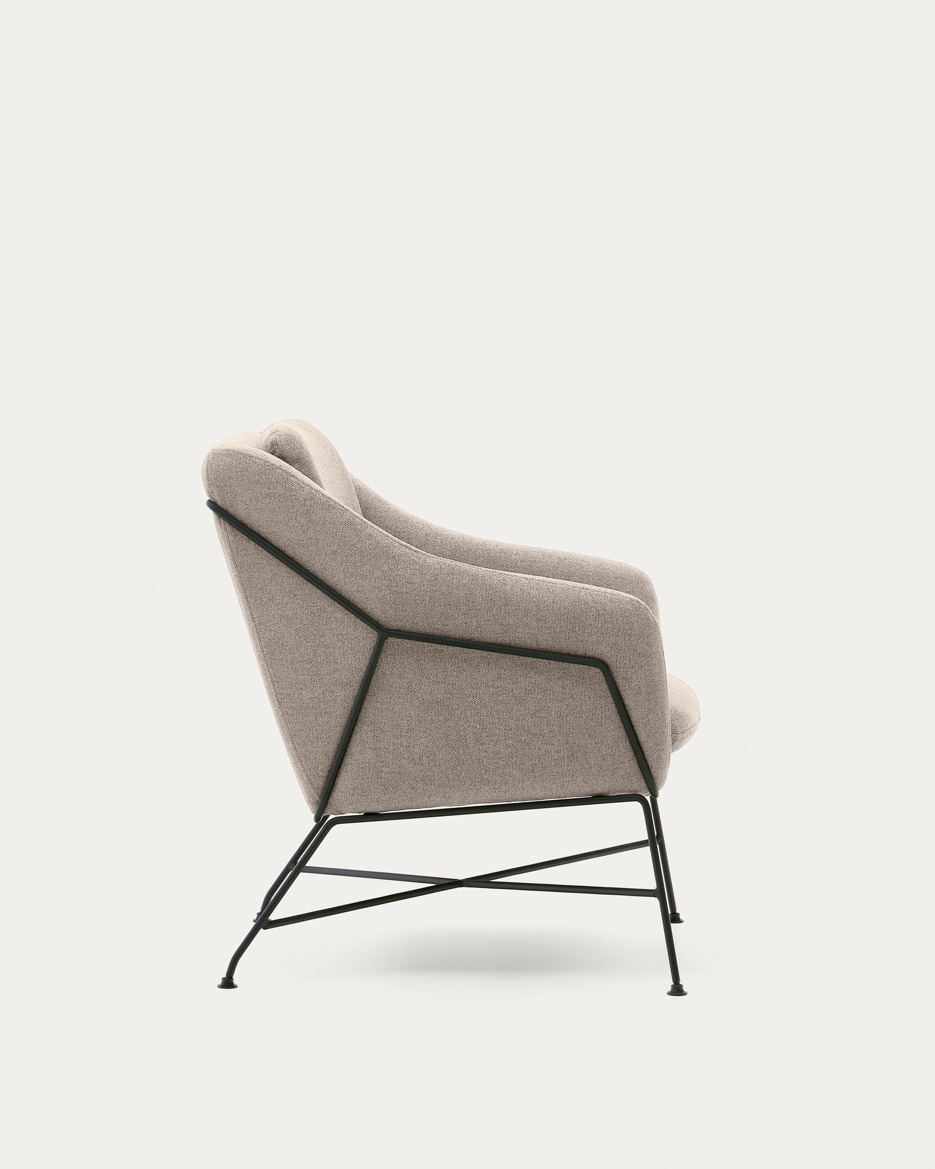 Brida Sessel Beige: Modernes Design mit robusten schwarzen Stahlbeinen.
