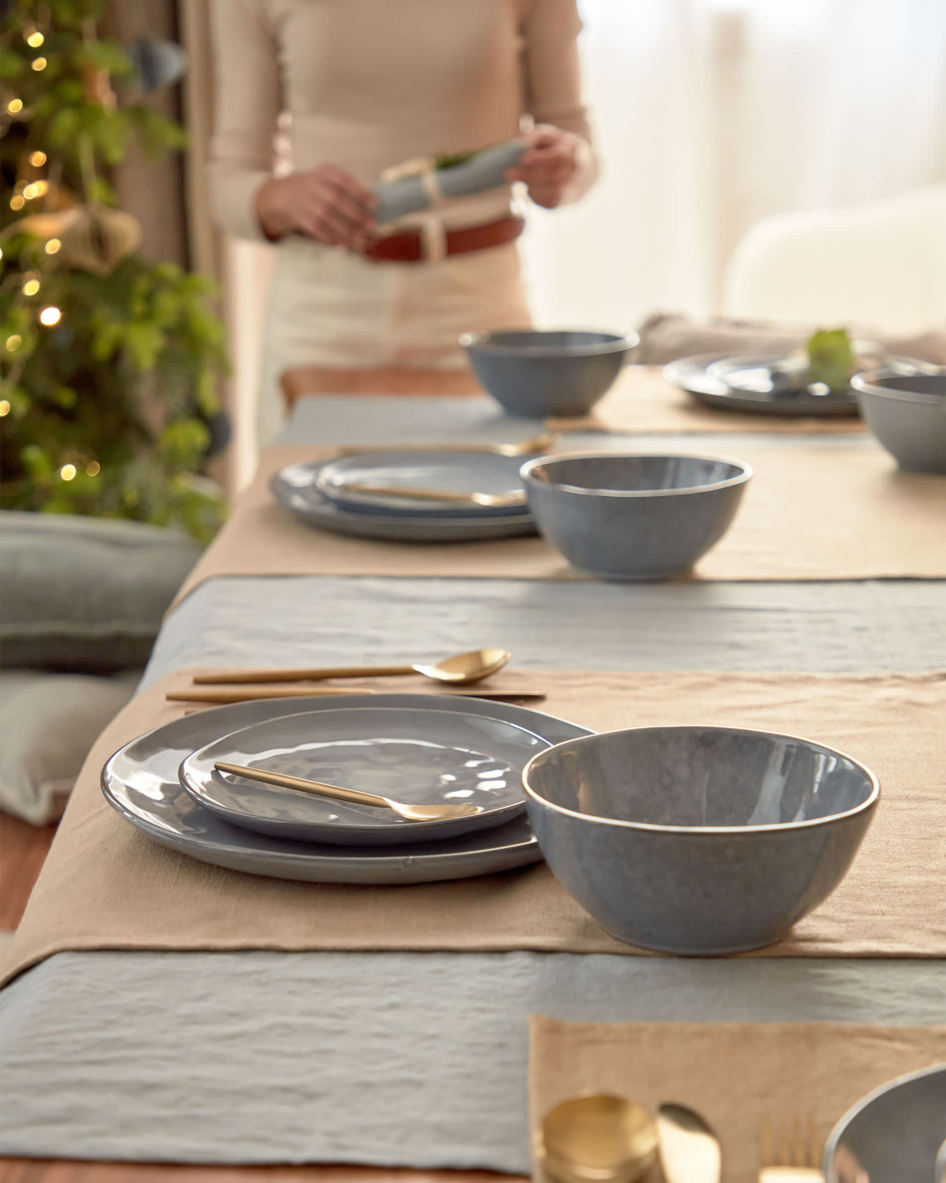 Moderner Alaia Tisch aus hochwertigem Akazienholz mit stabilen Stahlbeinen, perfekt für gesellige Runden und stilvolle Esszimmer.