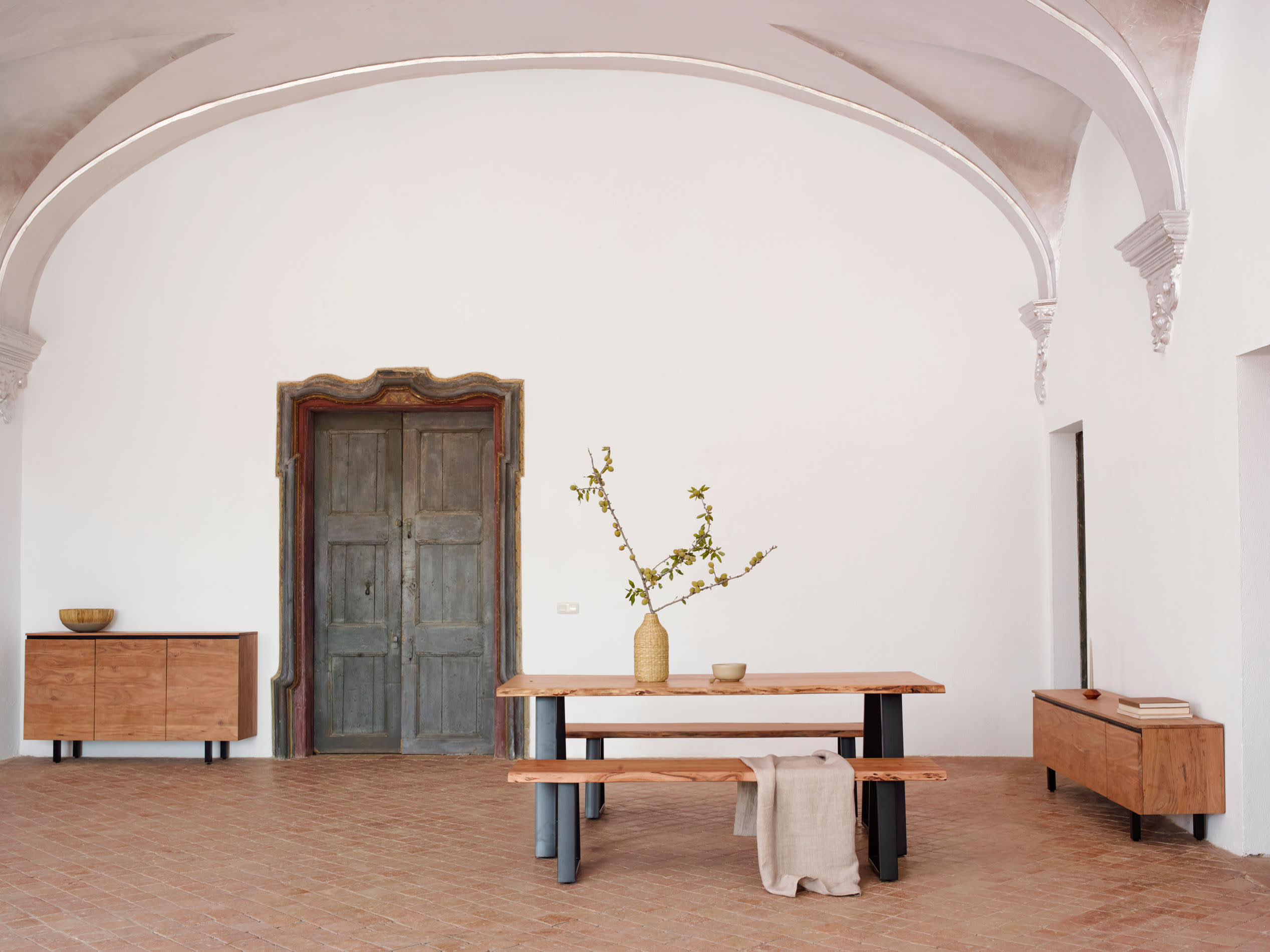 Eleganter Akazienholztisch mit robusten Stahlbeinen, ideal für stilvolle Zusammenkünfte.