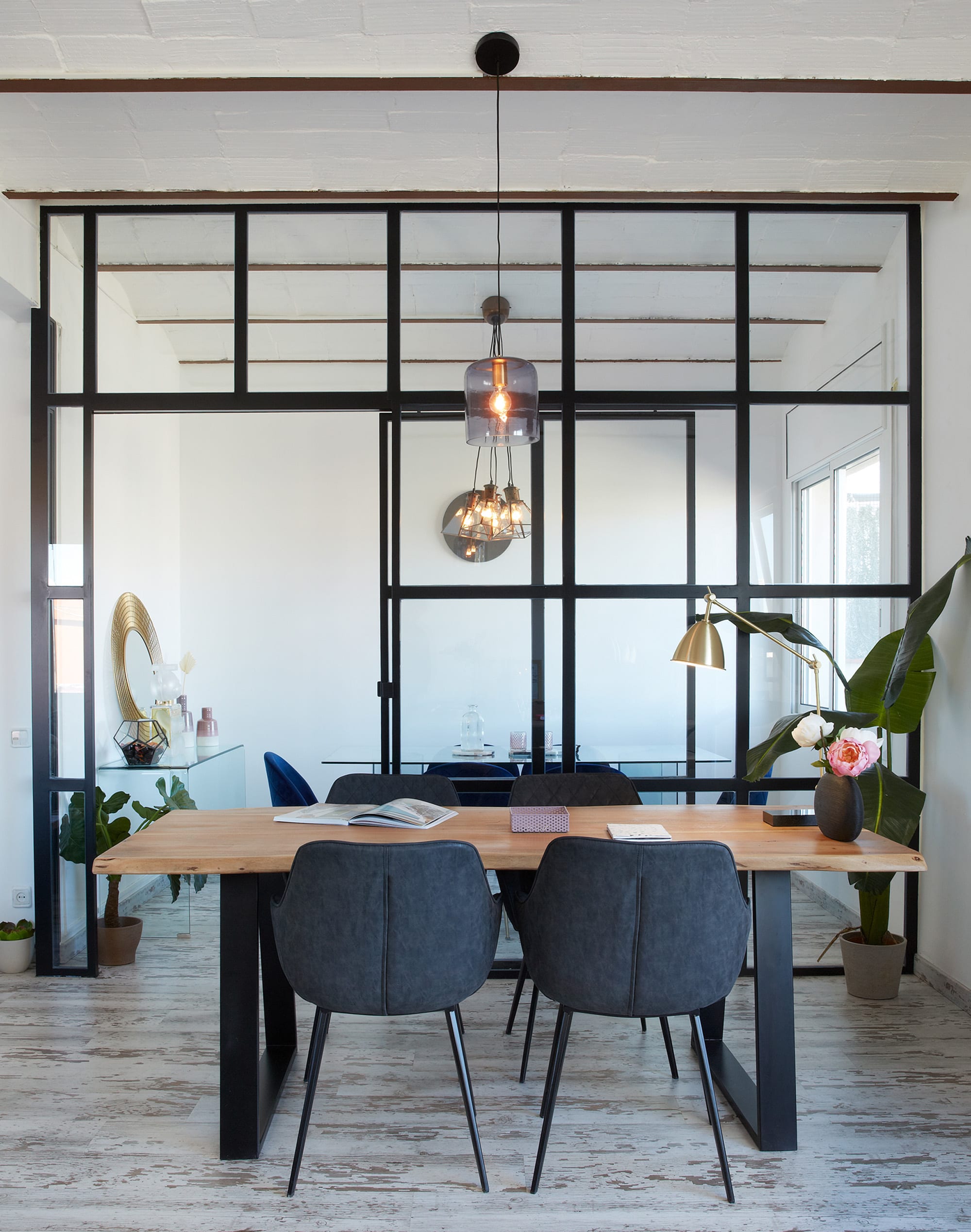 Moderner Alaia Tisch aus Akazienholz mit stabilen, schwarz lackierten Stahlbeinen, perfekt für stilvolle Wohn- und Essbereiche.