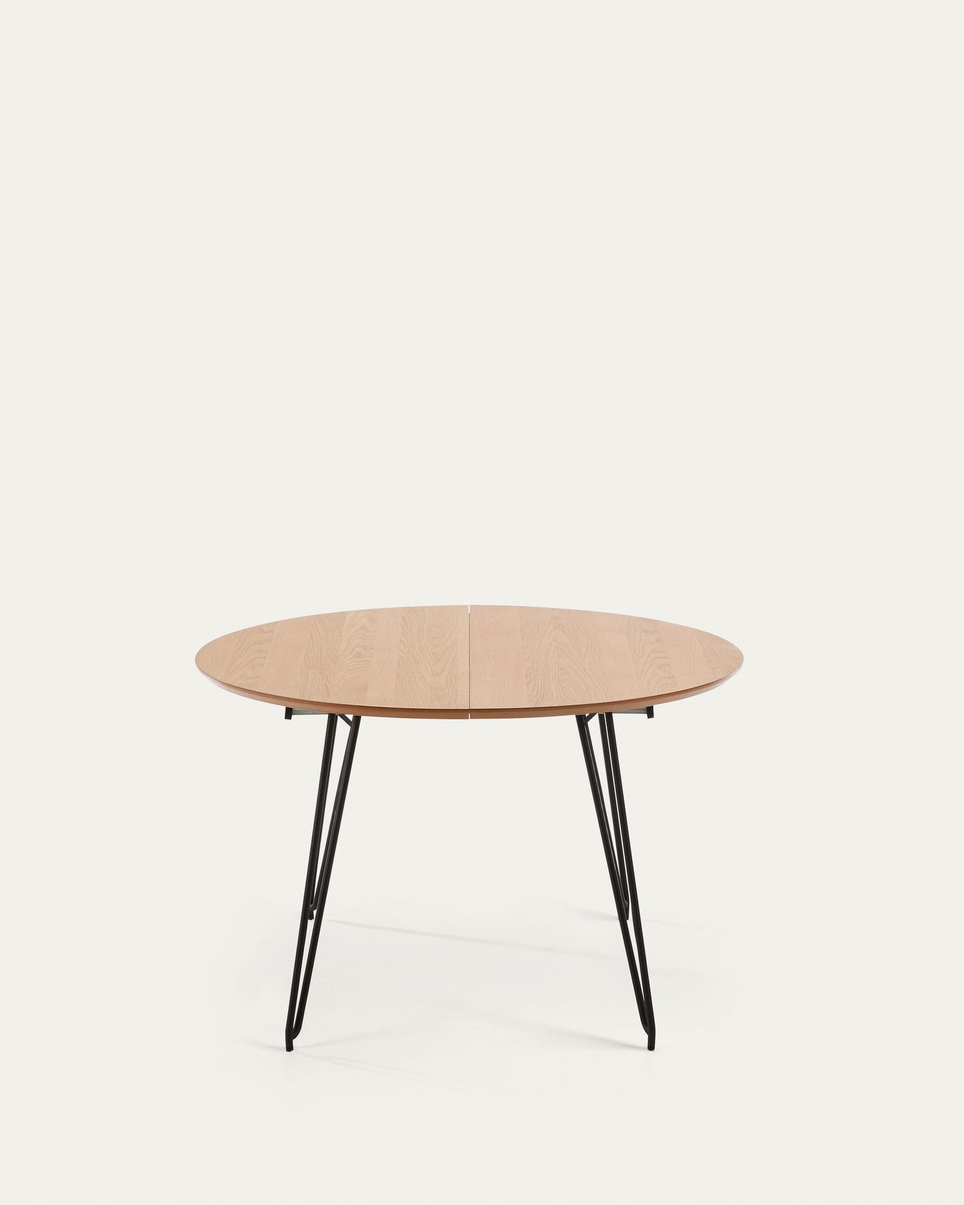 Eleganter runder Tisch Novac, ausziehbar von 120 auf 200 cm, mit Eichenfurnier und schwarzen Stahlbeinen, perfekt für modernes Wohnen.