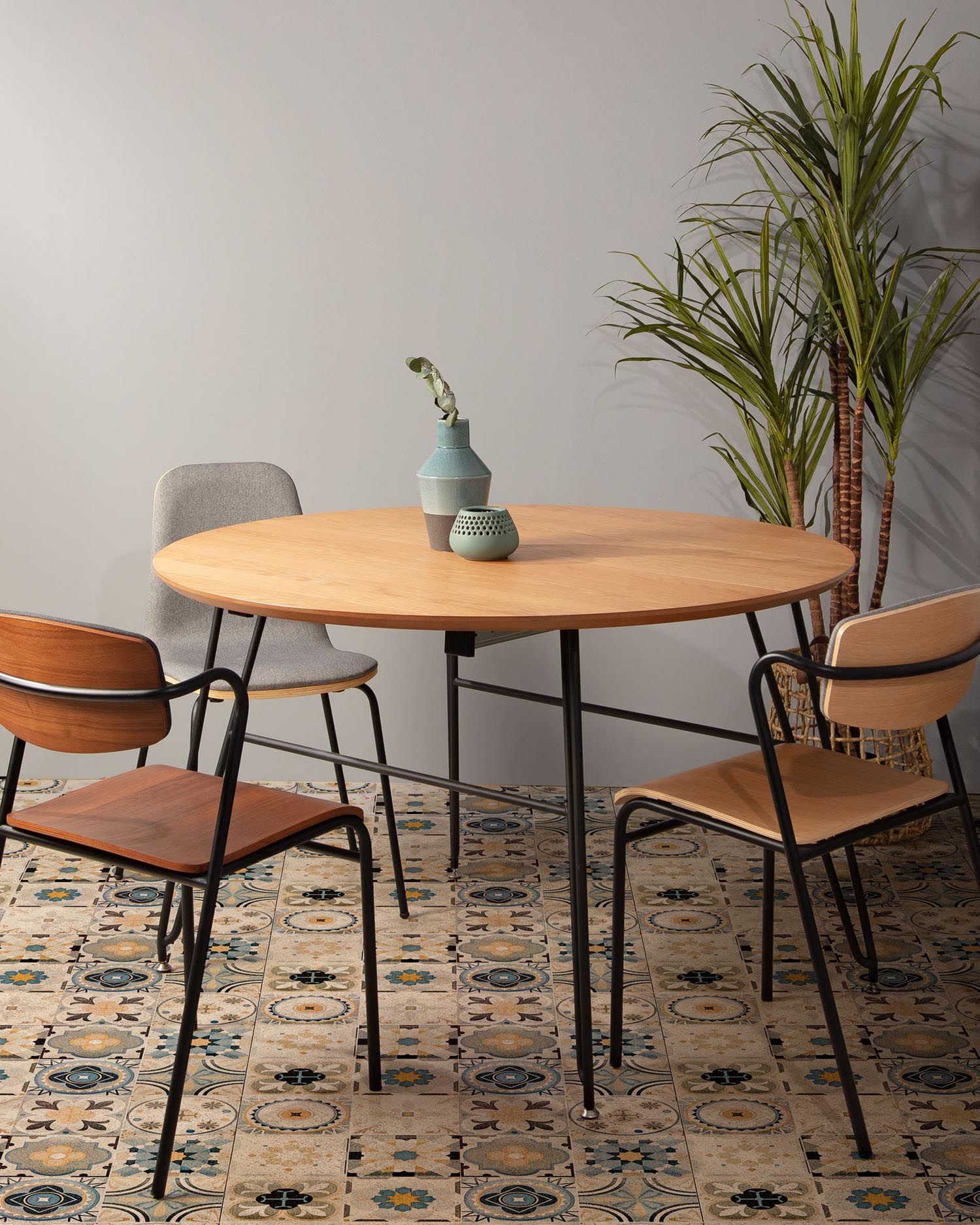 Eleganter runder Tisch Novac, ausziehbar von 120 auf 200 cm, mit Eichenfurnier und schwarzen Stahlbeinen, perfekt für modernes Wohnen.