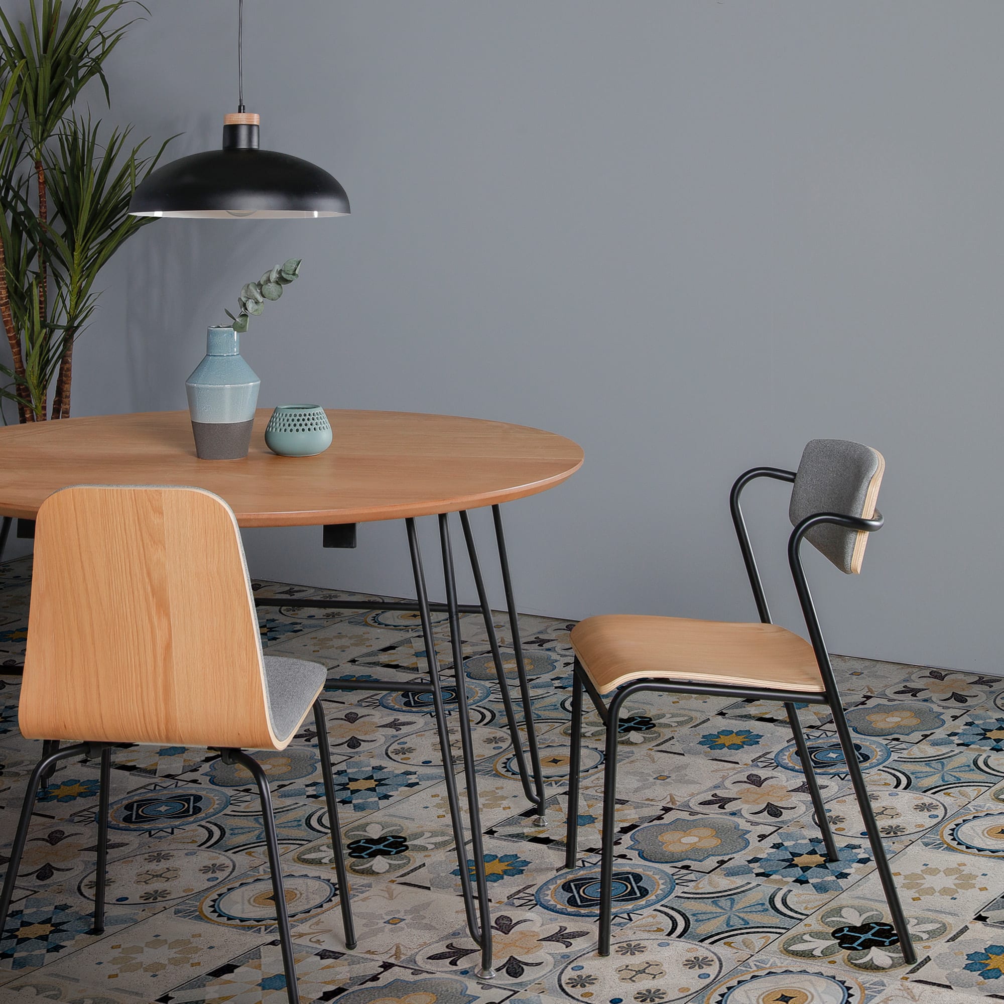 Moderner runder Tisch Novac, ausziehbar von 120 auf 200 cm, mit Eichenfurnier und schwarzen Stahlbeinen, ideal für stilvolle Räume.