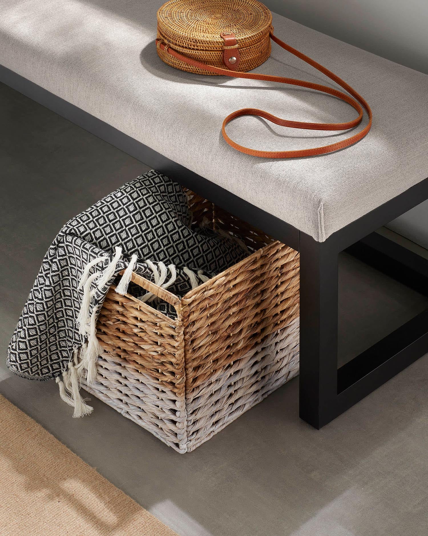 Die Loya Polsterbank von Kave Home in Grau, 128 cm, bietet stilvollen Komfort und modernes Design für Ihr Zuhause.