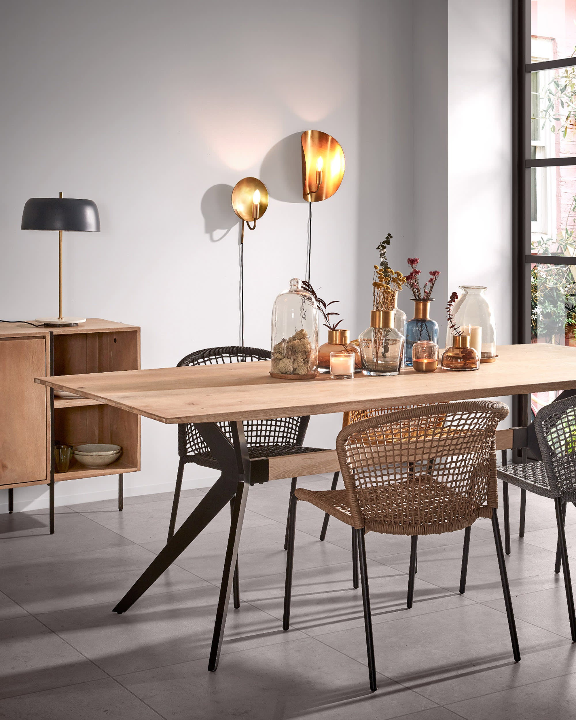 Der Amethyst Tisch von Kave Home: Elegantes Eichenfurnier trifft auf moderne schwarze Stahlbeine, 160x90 cm.