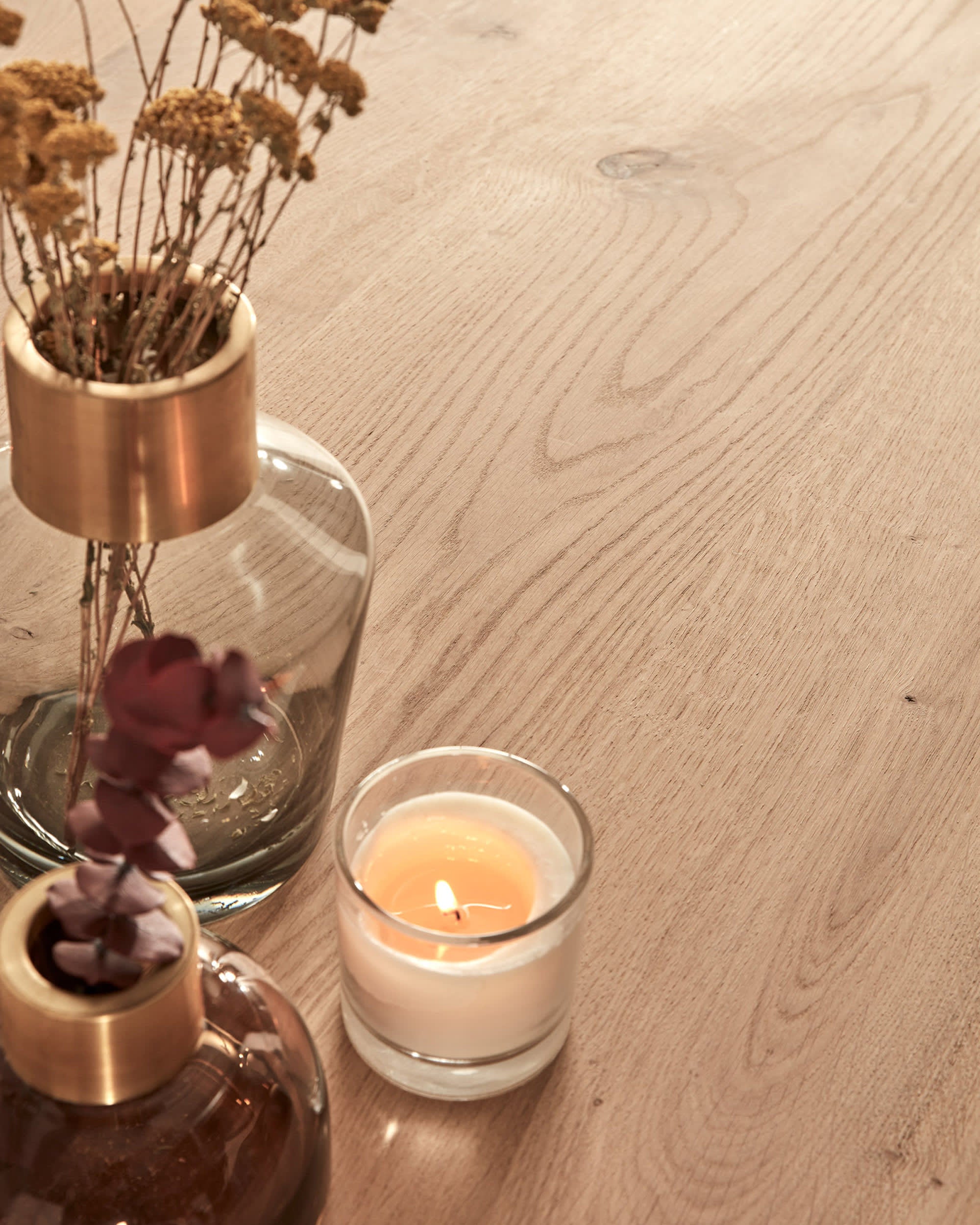 Moderner Amethyst Tisch: Eichenfurnier mit hellem Finish, schwarze Stahlbeine, 160x90cm, stilvoll von Kave Home.