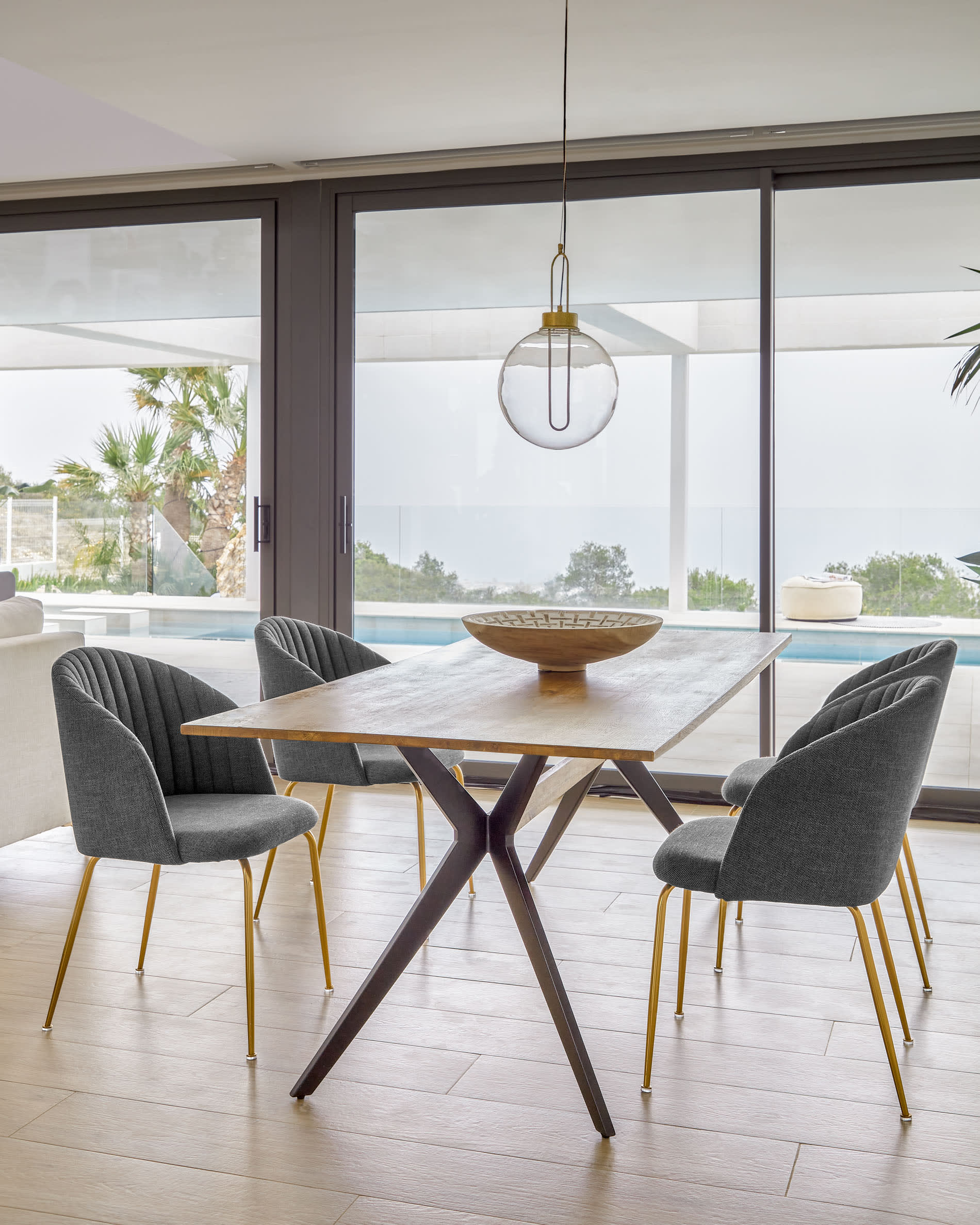 Amethyst Tisch: Eichenfurnier mit Antikfinish, schwarze Stahlbeine, 160x90 cm, stilvoll und robust, von Kave Home.