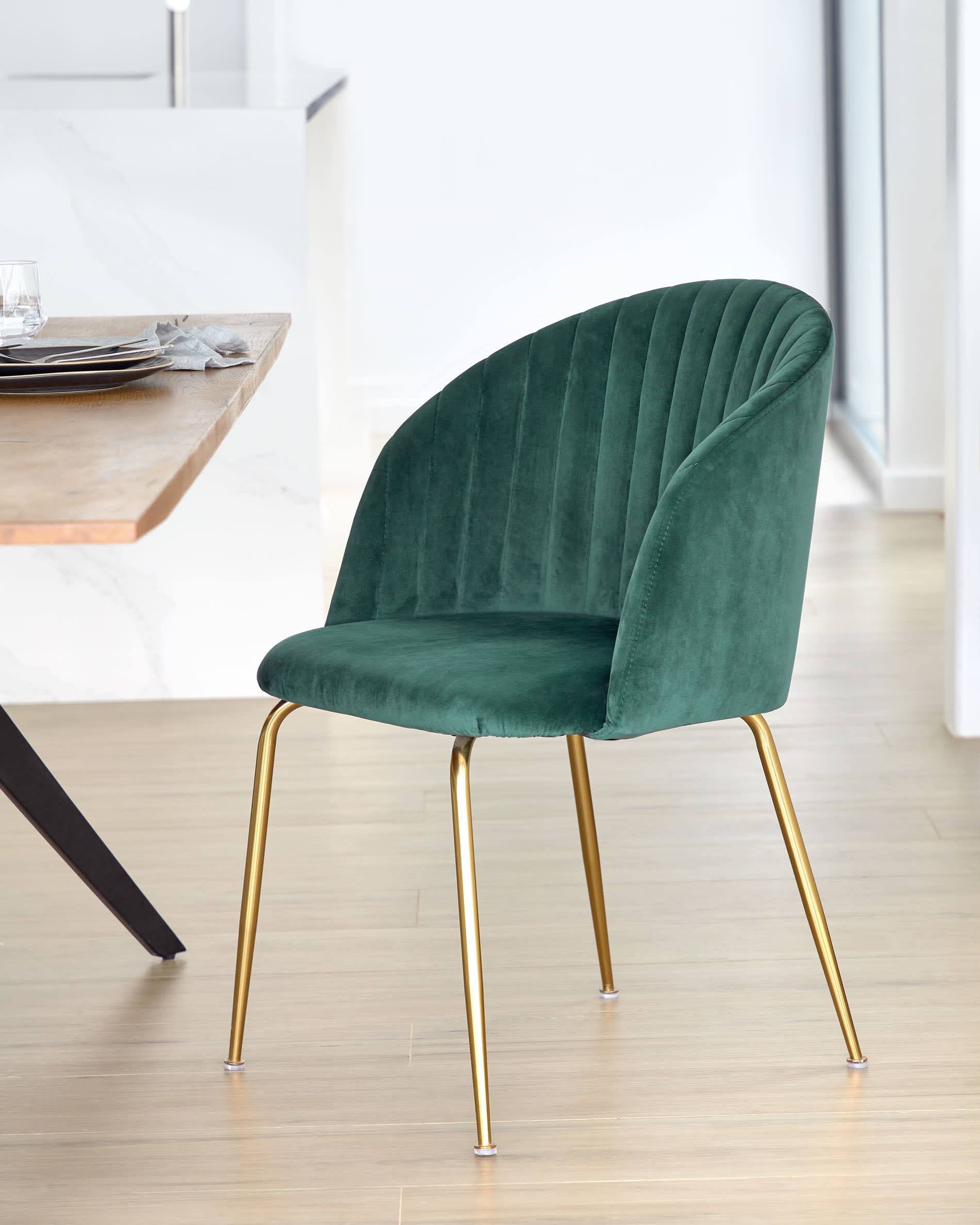 Amethyst Tisch: Eichenfurnier mit Antikfinish, schwarze Stahlbeine, 160x90 cm, stilvoll und modern, von Kave Home.