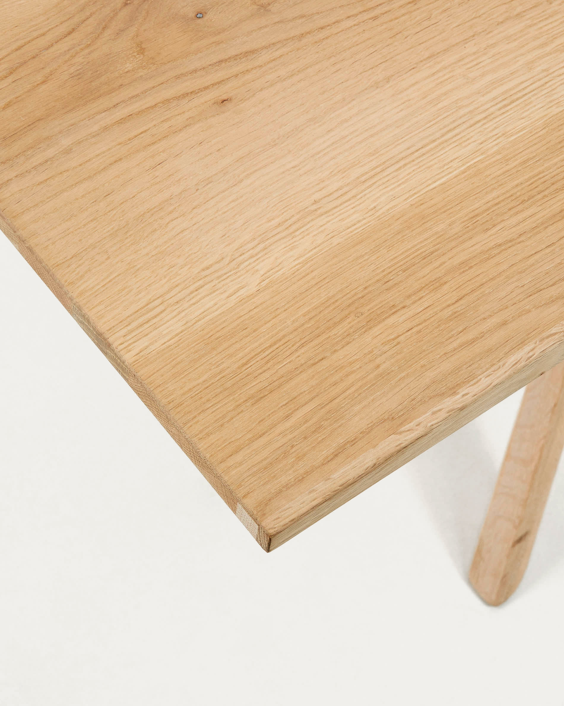 Moderner Armande Tisch von Kave Home, 180 x 90 cm, aus Eichenfurnier mit aufhellendem Finish – perfekt für gesellige Anlässe und stilvolle Einrichtung.